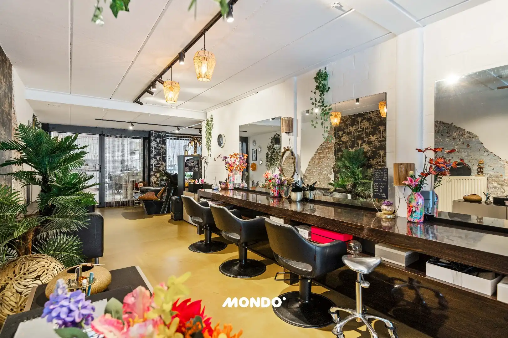 Ruime handelswoning met 2 handelsruimtes, 4 slaapkamers, garage, terras en zonnige tuin. foto 4