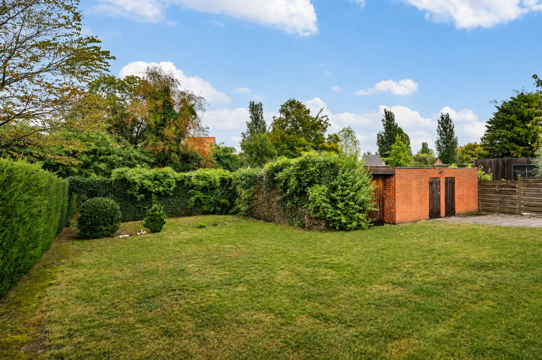 Vrijstaande renovatiewoning met 3 slaapkamers, garage en diepe tuin foto 2