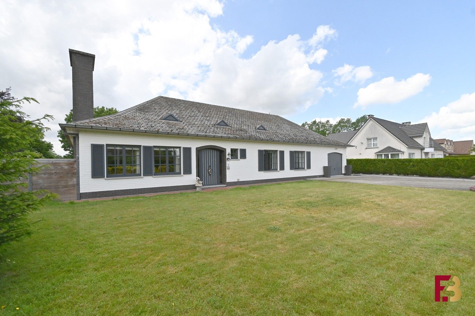 Gezellige bungalow met grote tuin in Petegem-aan-de-Leie (Deinze) foto {{pictureIndex}}