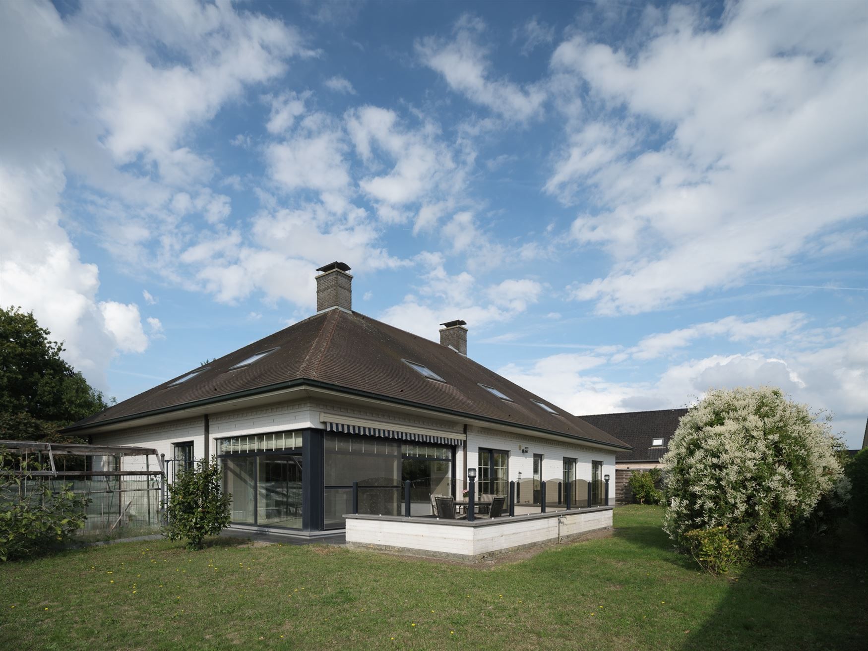 Ruime villa in residentiële, rustige omgeving foto 3