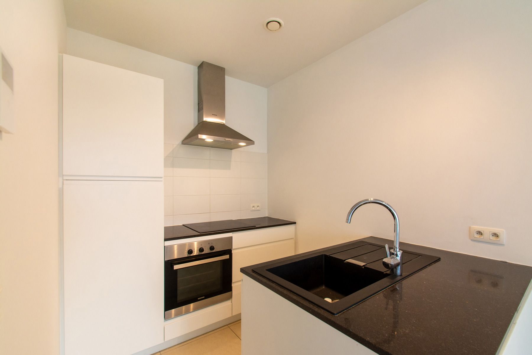 Ongemeubeld 1 slaapkamer app. met mooi terrras foto 6