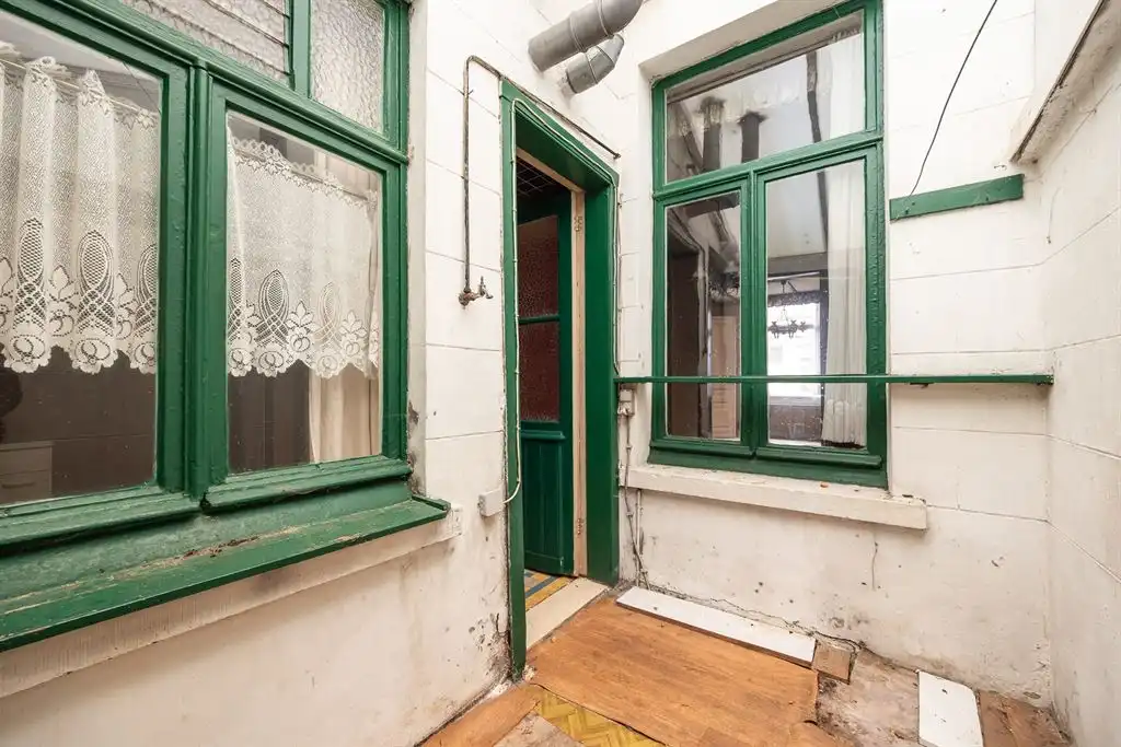Te renoveren woning met authentieke elementen foto 8