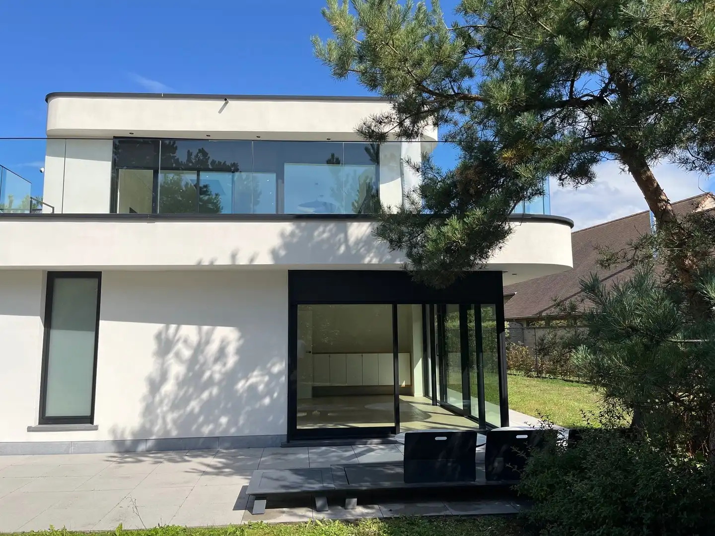 Recent gebouwde, energiezuinige villa gelegen in een rustige dreef van een centraal gelegen villawijk te Knokke-Heist. foto 3