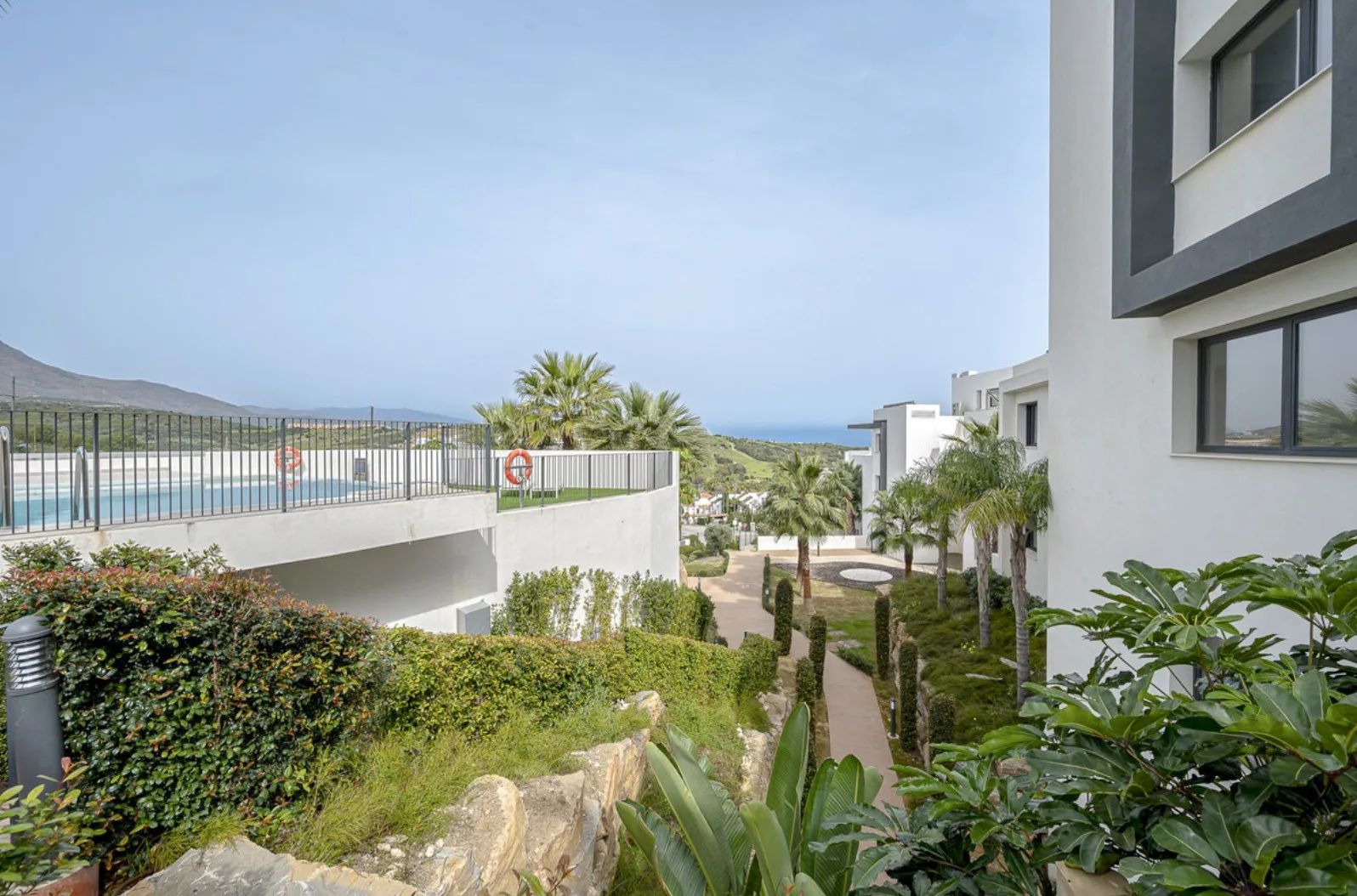 Luxe appartement te koop in een exclusieve urbanisatie nabij Estepona Golf foto 18