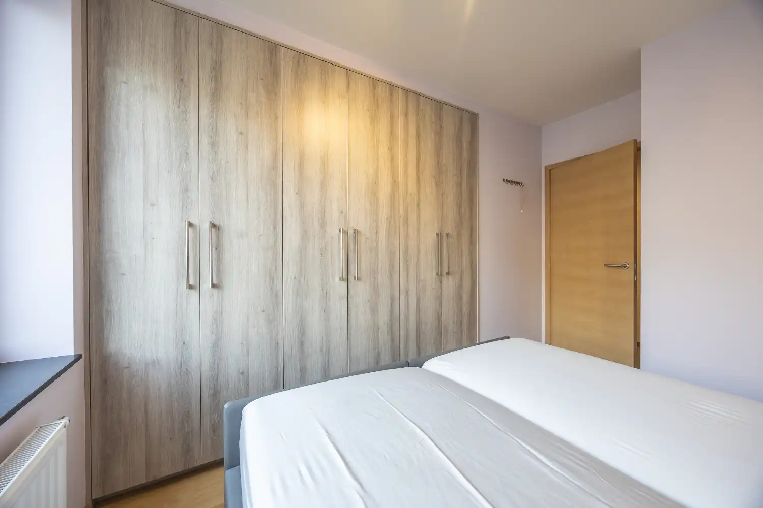 Gerenoveerd 2-slaapkamer appartement met inpandige garage in hartje Oostende foto 19