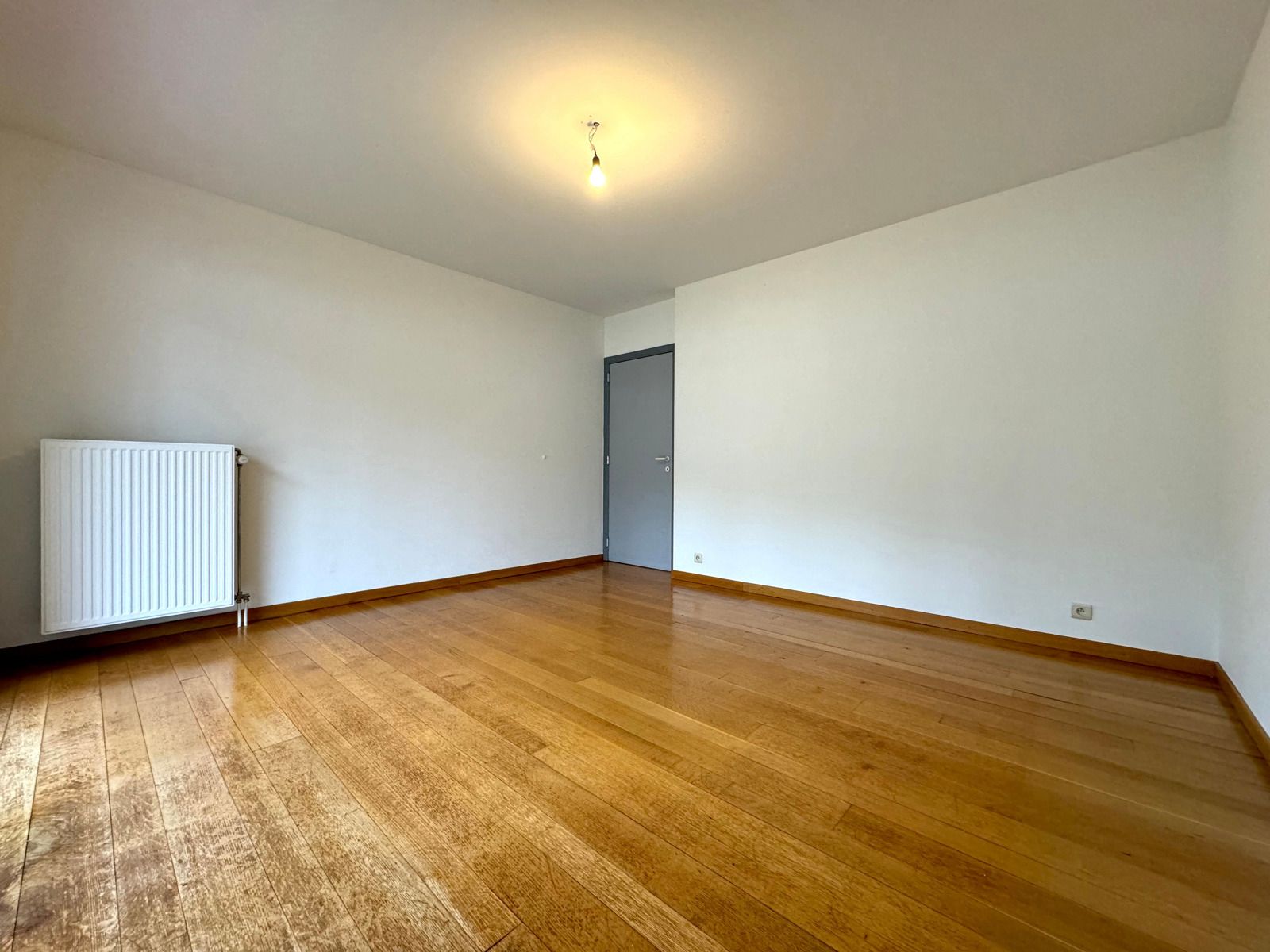 Te huur: 2 slaapkamer gelijkvloers appartement met garage foto 12