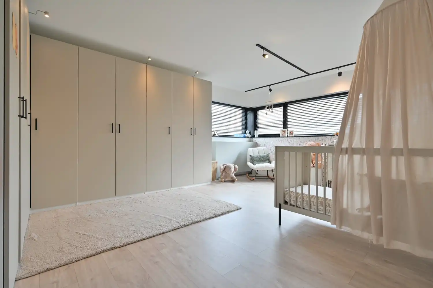 Exclusief wonen in alle rust, op wandelafstand van de Maas, met 3 slaapkamers, zonnig terras en een uitstekende ligging nabij Maastricht foto 8