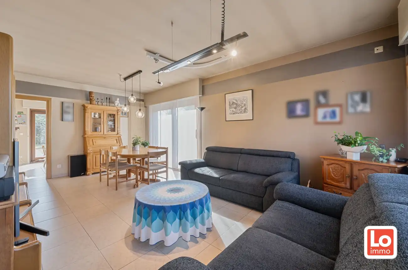 VERKOCHT!! Ruime degelijke alleenstaande woning met afzonderlijke garage en carport op een makkelijk bereikbare locatie in Lokeren! foto 4