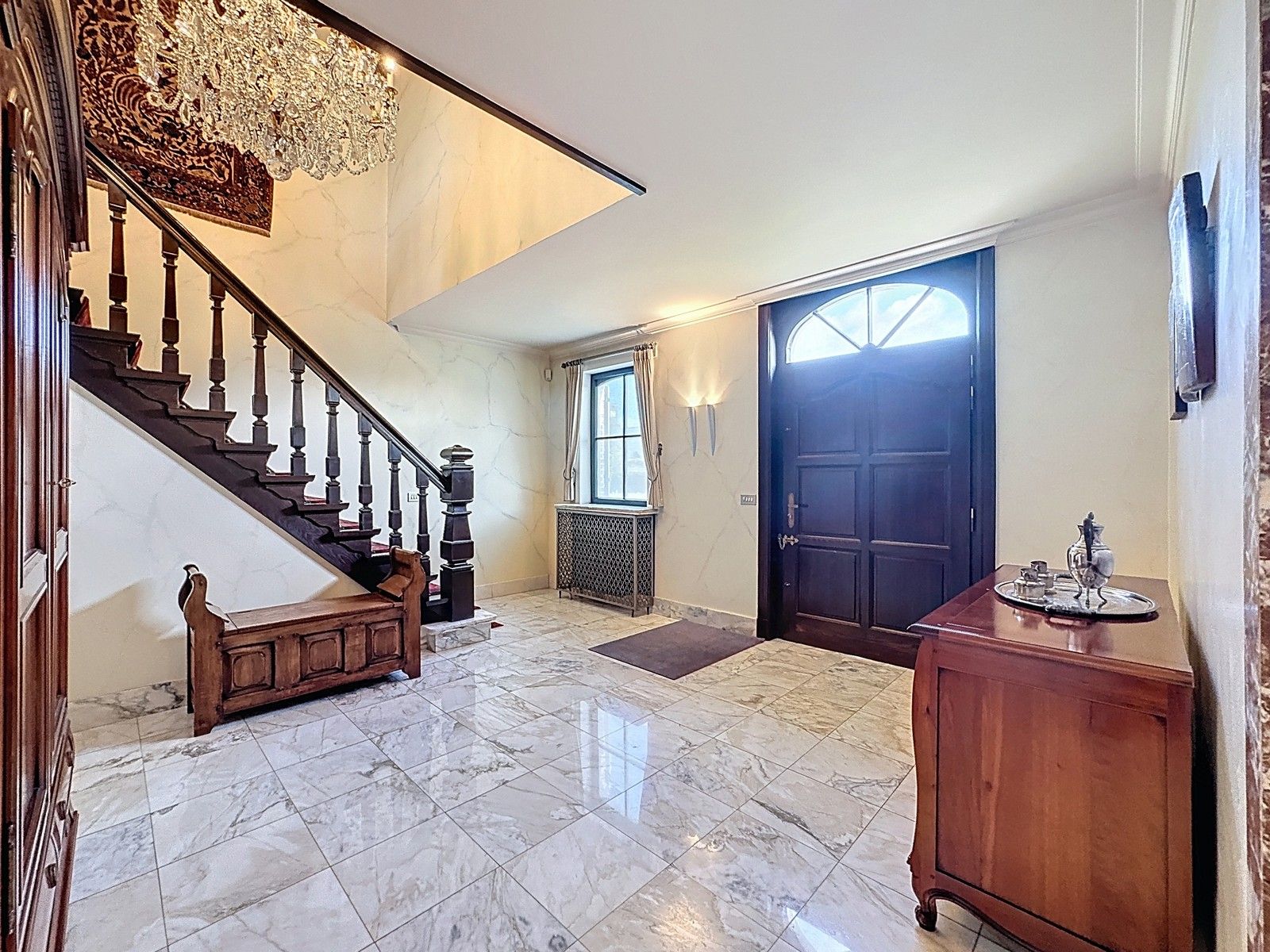 Instapklaar, luxueus afgewerkte VILLA (5 slpkms, dubbele garage, ...) met BIJGEBOUWEN (stallingen en bergplaats). Grondopp.: 2.814m2 + Optioneel : braakliggend stuk industriegrond. foto 3