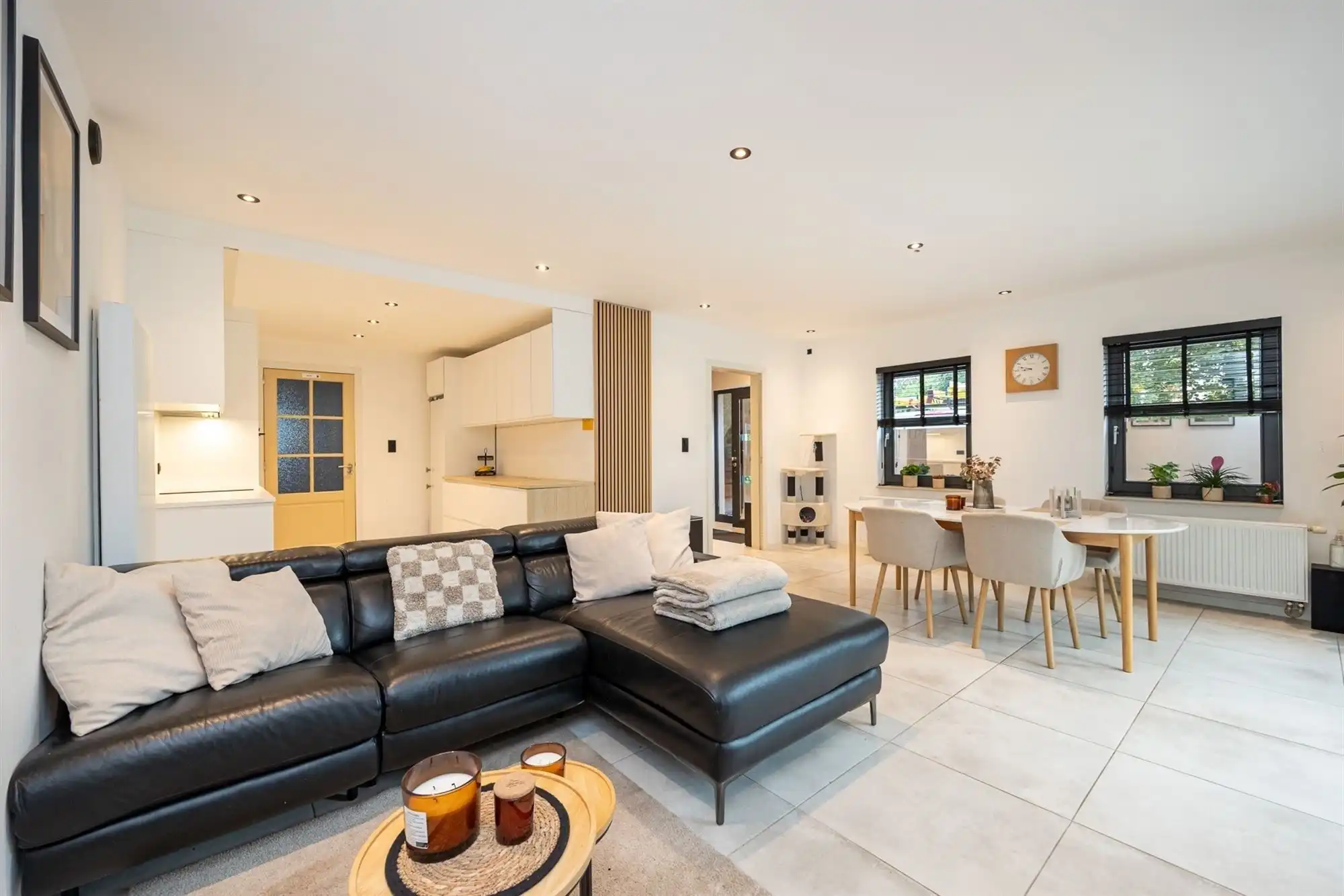 Ruime moderne woning met royale tuin  foto 4