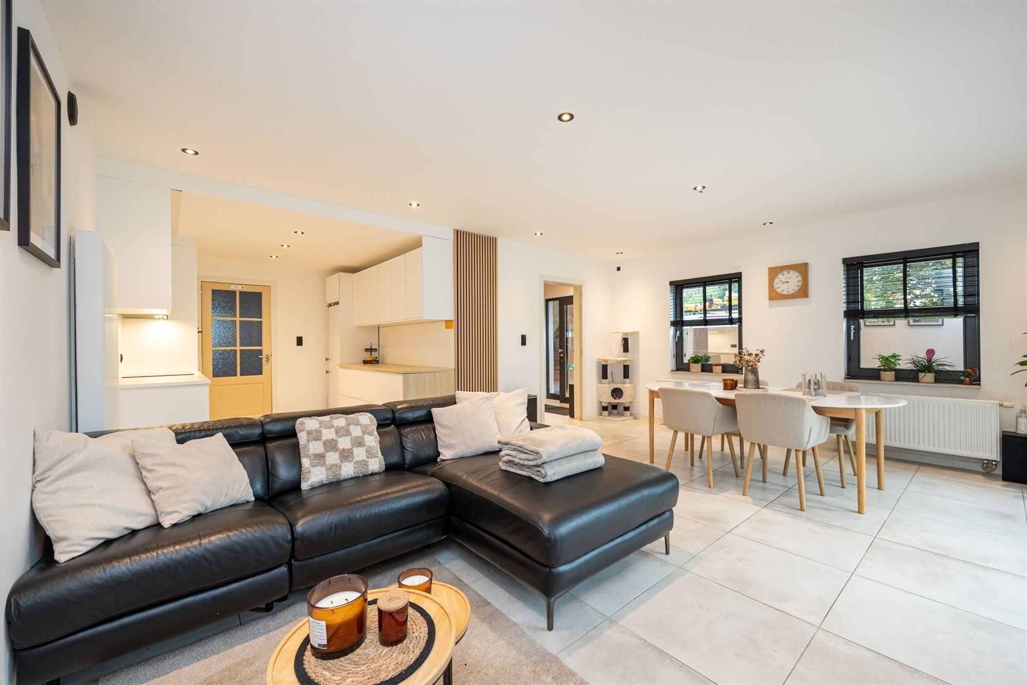 Ruime moderne woning met royale tuin  foto 4