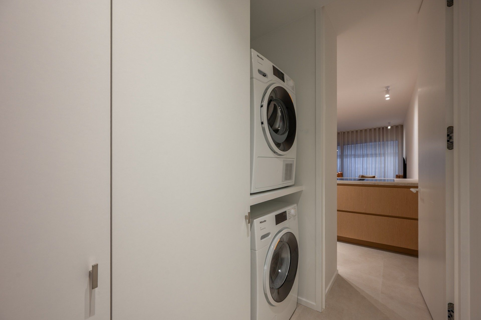 Gerenoveerd, zuidwest gericht appartement gelegen vlakbij de Zeedijk. Parking te koop in de residentie. foto 23