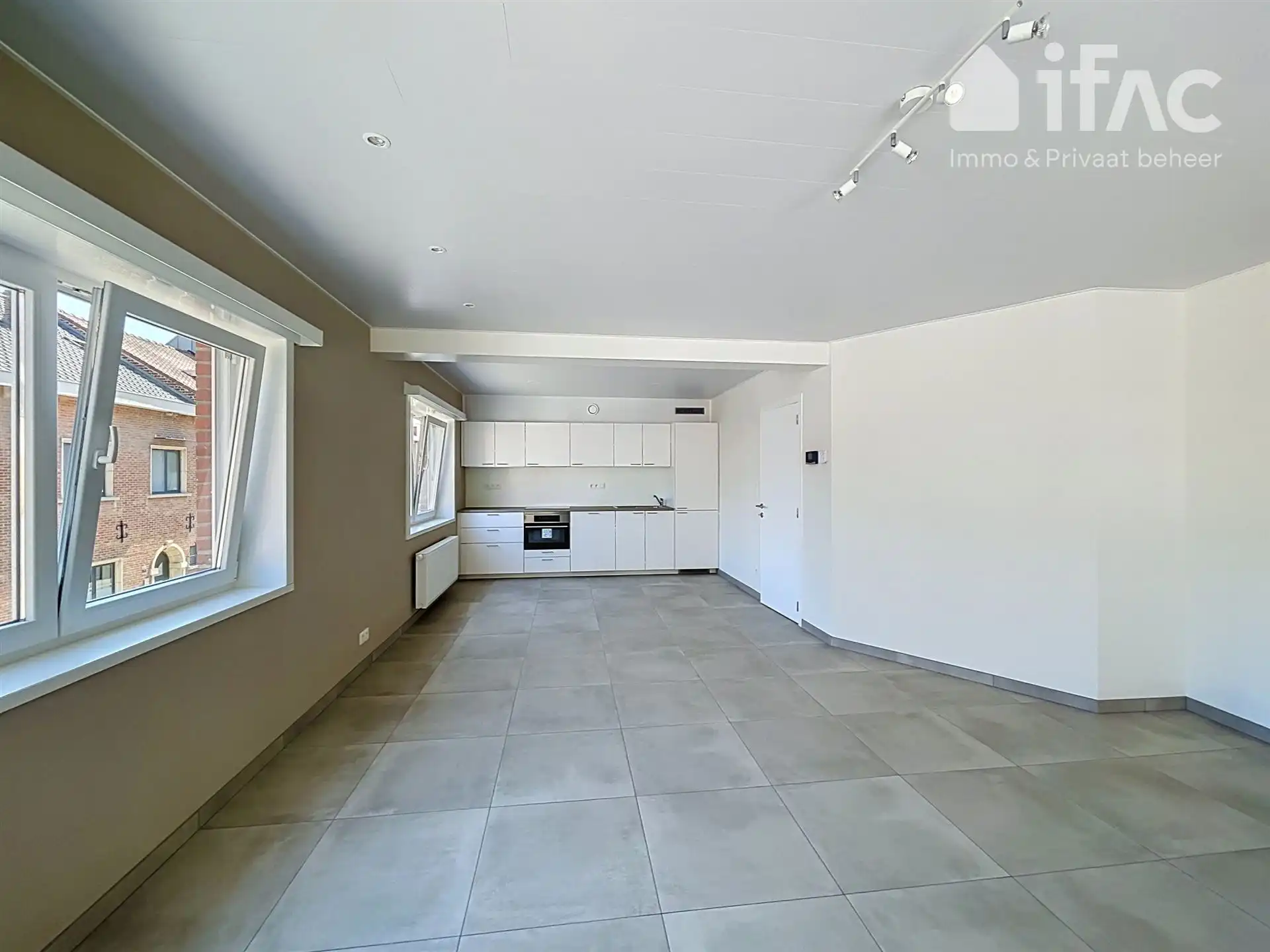 Centraal gelegen volledig gerenoveerd appartement foto 3