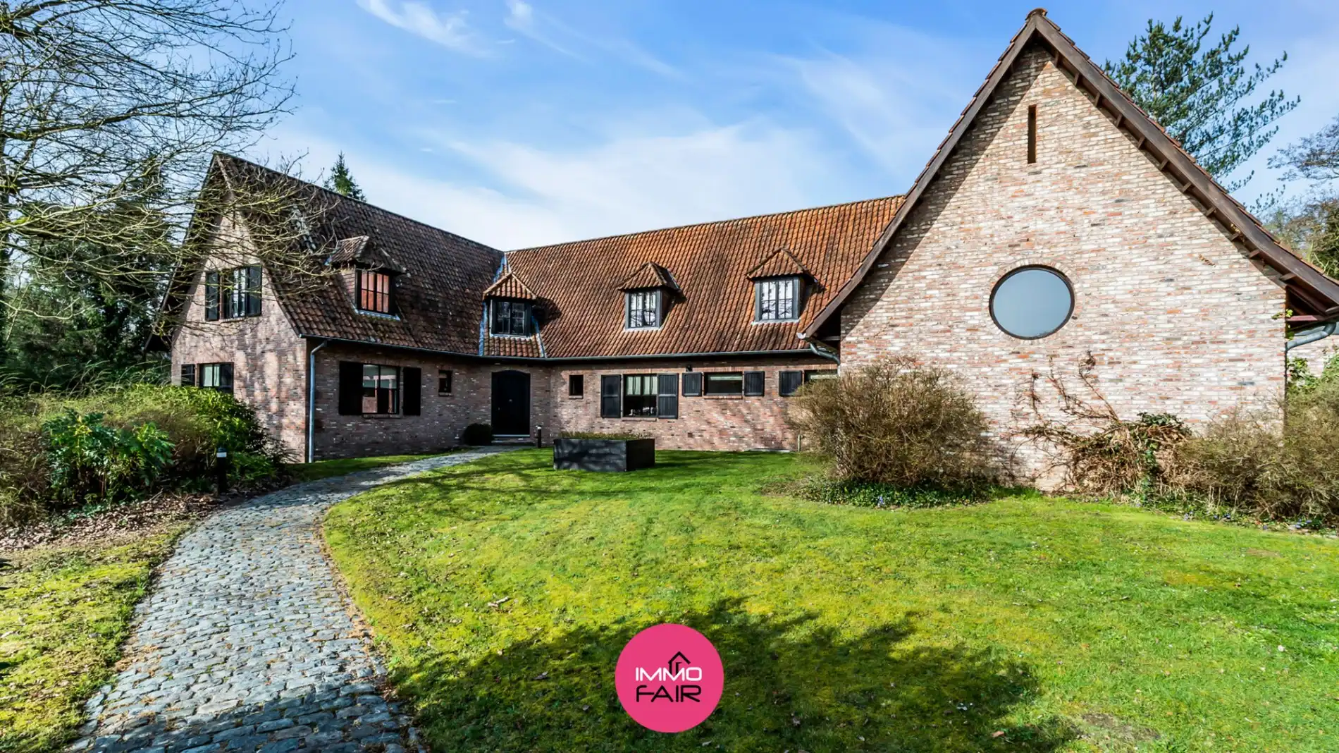 Exclusieve, karaktervolle villa met authentieke elementen in rustige, bosrijke omgeving foto 2