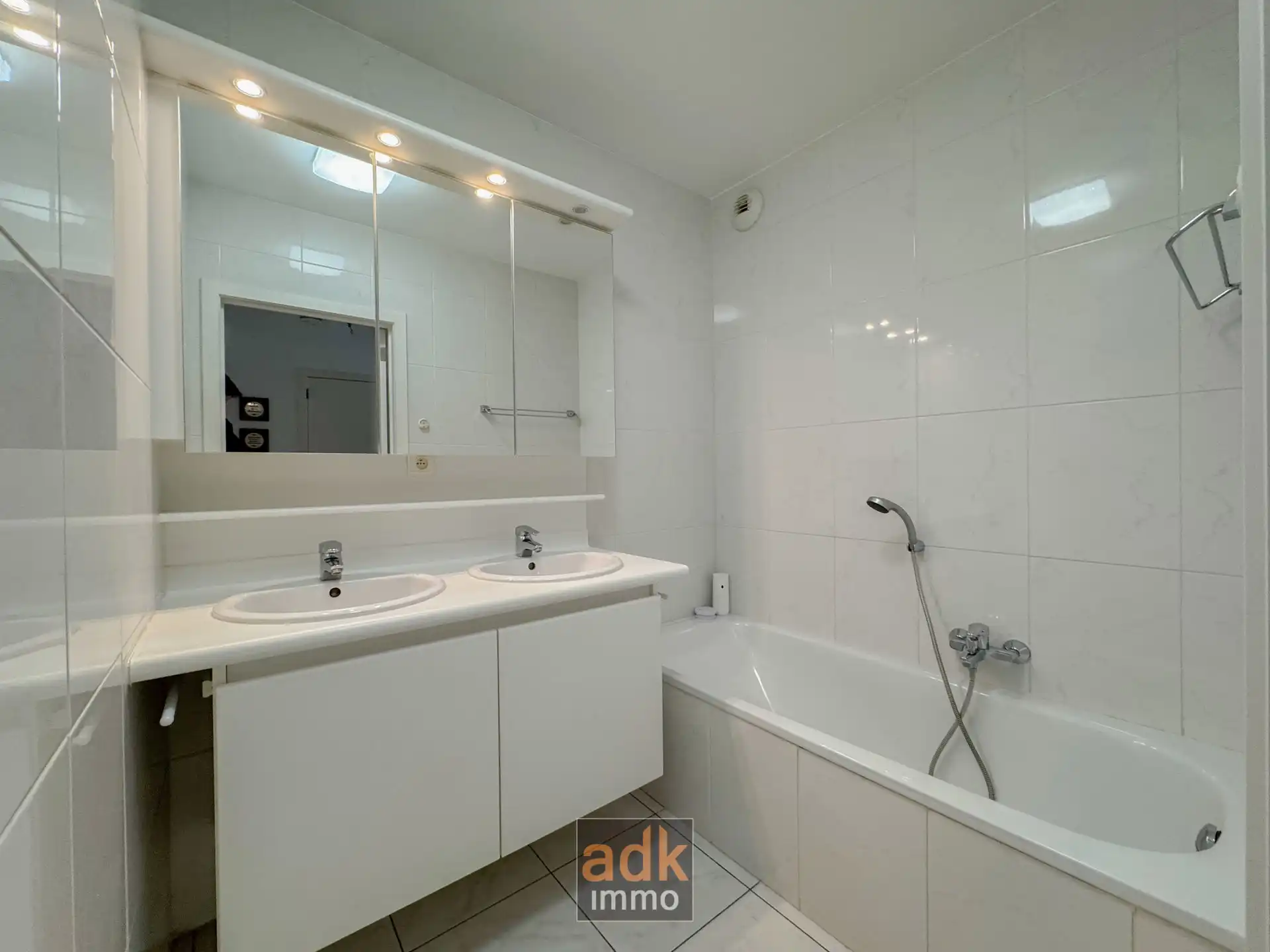 Ruim en lichtrijk appartement met zicht op het park. 2 slaapkamers, 2 badkamers, 2 terrassen, incl. kelder.  foto 12