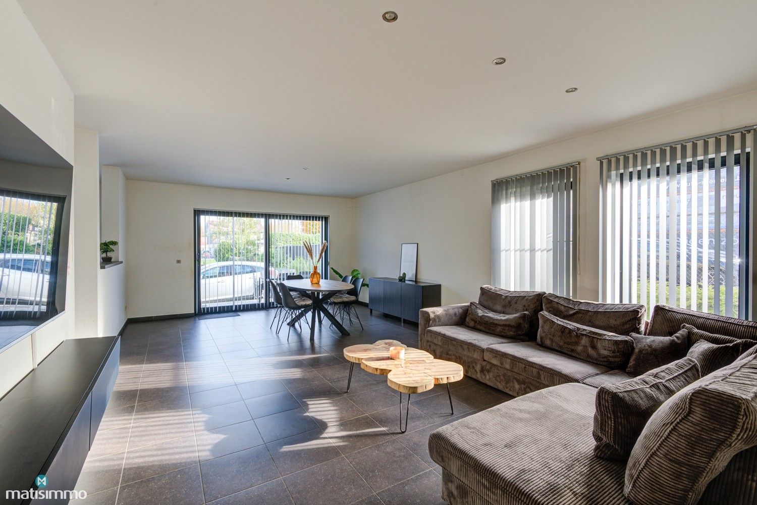 RUIM INSTAPKLAAR APPARTEMENT MET 3 SLAAPKAMERS, TERRAS EN AUTOSTAANPLAATS TE BEVERST foto 3