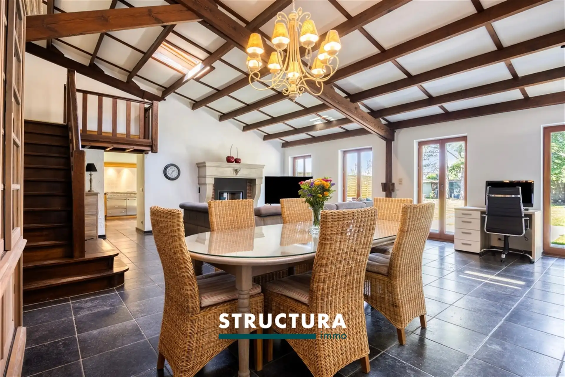 Prachtige woning met ruime loods foto 3