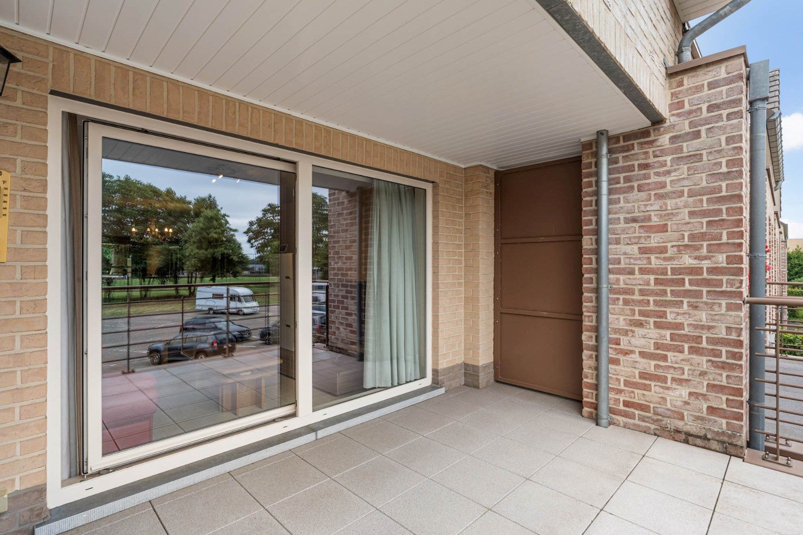 Stijlvol appartement voorzien van 2 slaapkamers, 2 terrassen en een autostandplaats op een rustige locatie in het centrum van Neeroeteren!  foto 28