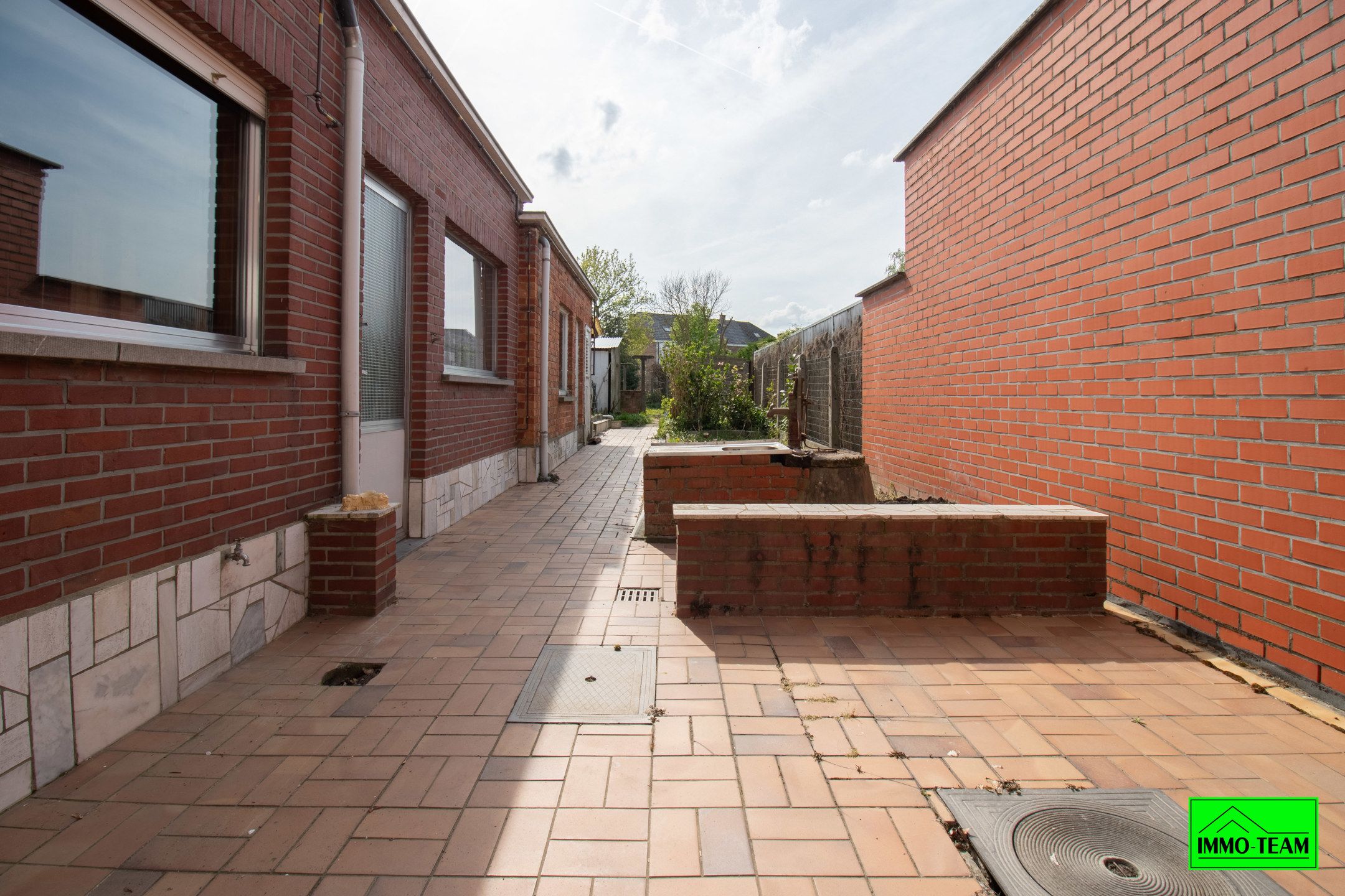Solide, goed onderhouden 2-gevelwoning met tuin en garage foto 8