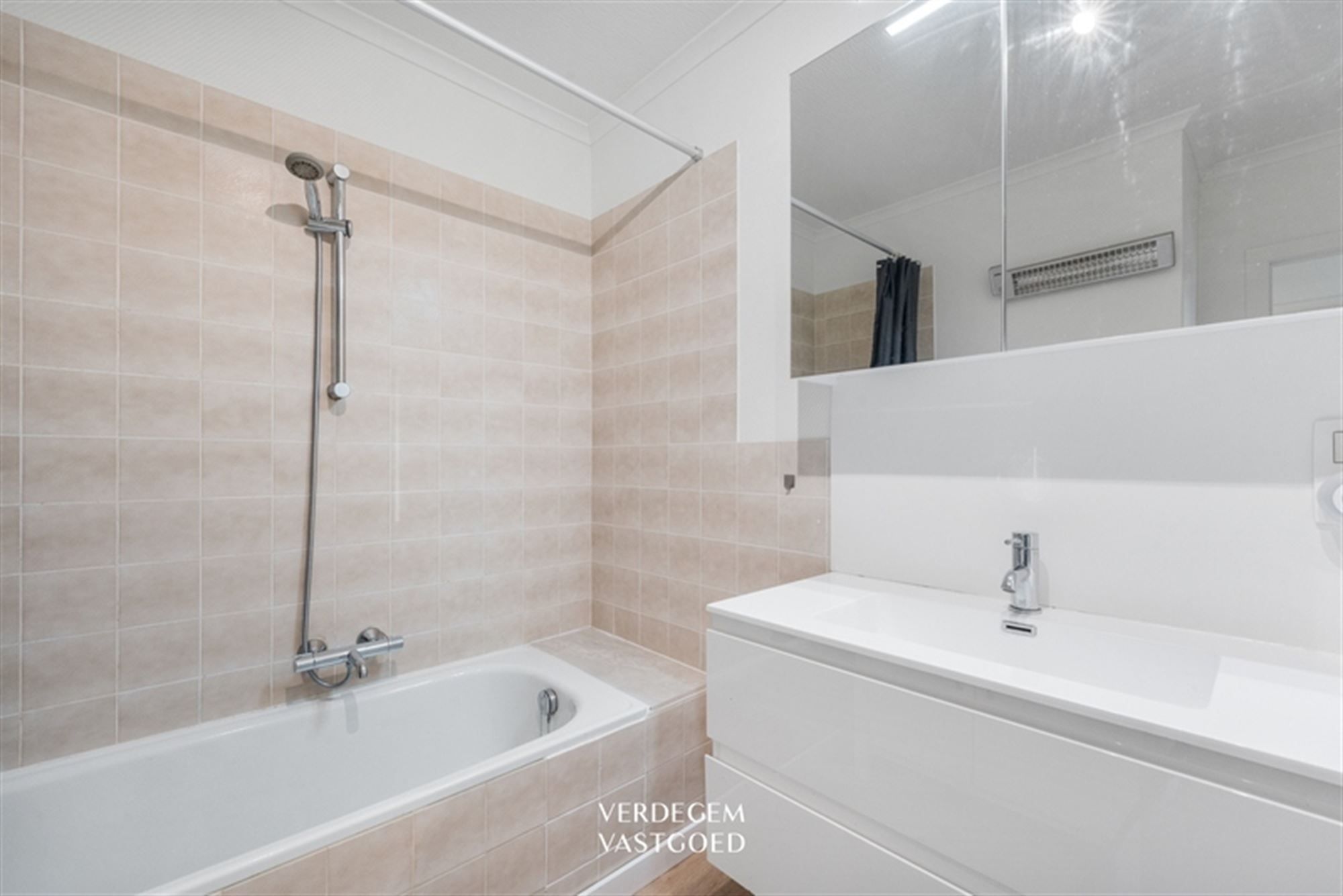 Klassevol en instapklaar appartement met 1 slpk, terras en autostaanplaats op een topligging foto 8