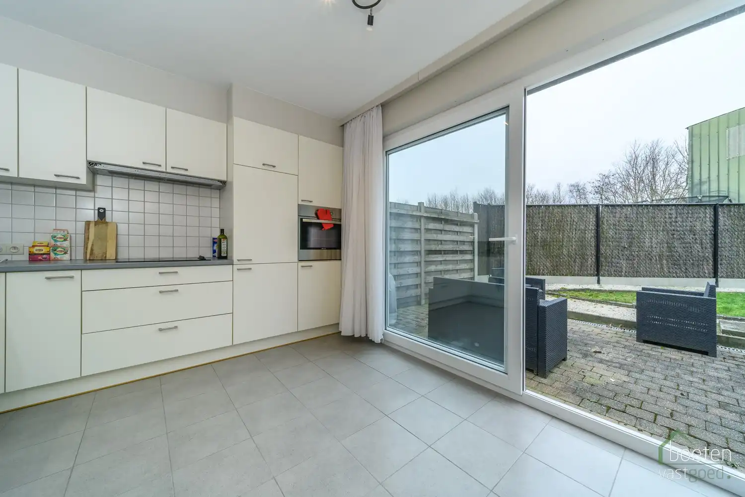 IZENBERGE: Recente rijwoning met alle comfort, 3 slaapkamers, gezellig tuintje en garage op 151m² grondopp. (verhuurd) foto 8