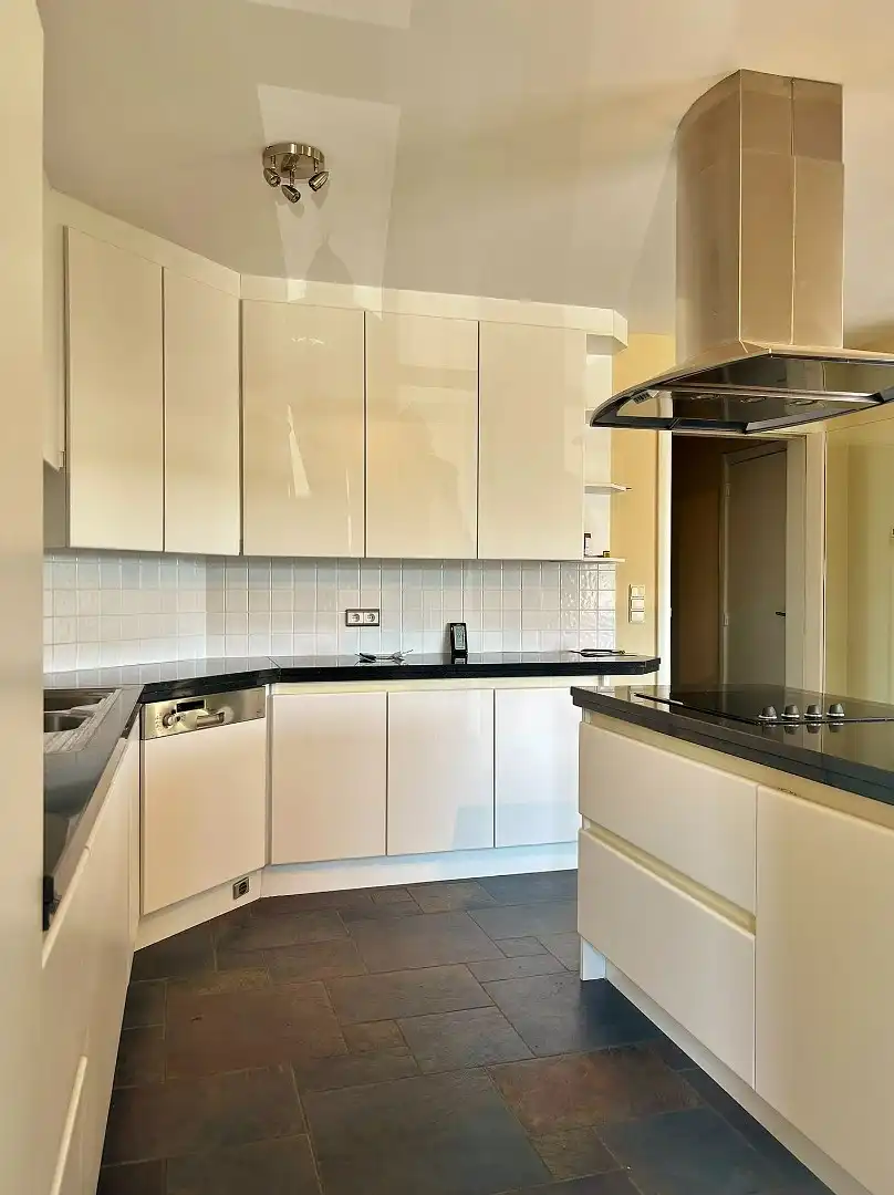 Ruim appartement met zonnig terras in het centrum van Ieper foto 5