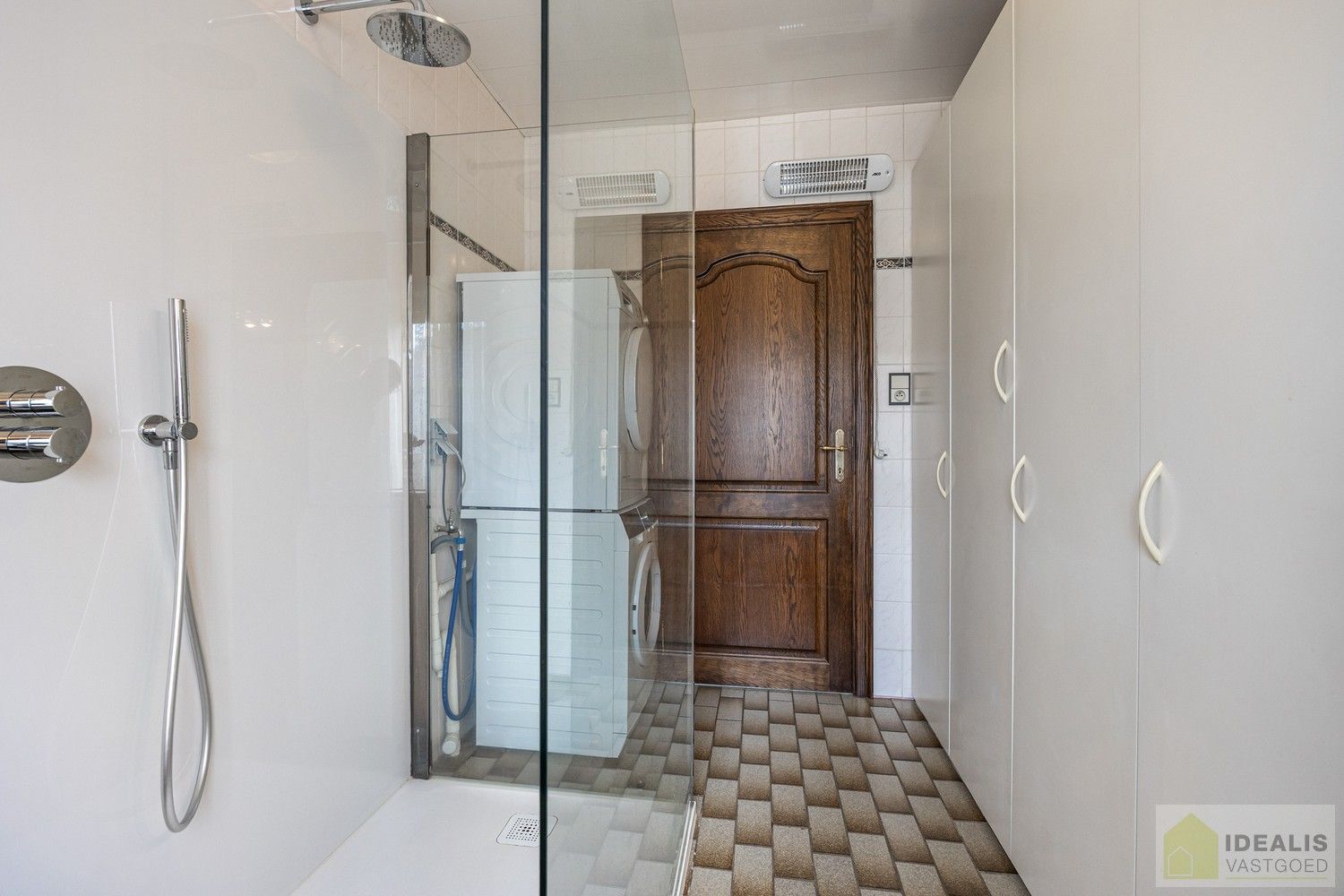 IDEALIS VASTGOED – PERFECT ONDERHOUDEN, INSTAPKLARE WONING +- 175M², MET MAAR LIEFST 4 SLAAPKAMERS, HEERLIJK LICHTRIJKE WOONKAMER EN DUBBELE GARAGE OP EEN PRACHTIG GROEN EN RUIM PERCEEL VAN 18A 43CA. foto 20