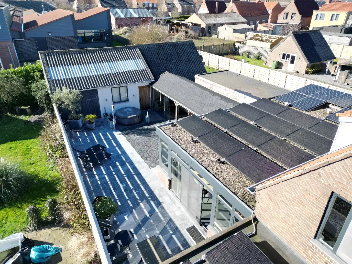 Instapklare twee-onder-een-kapwoning met uitbouw, luxe overkapping en zonnige tuin op het westen  foto 37
