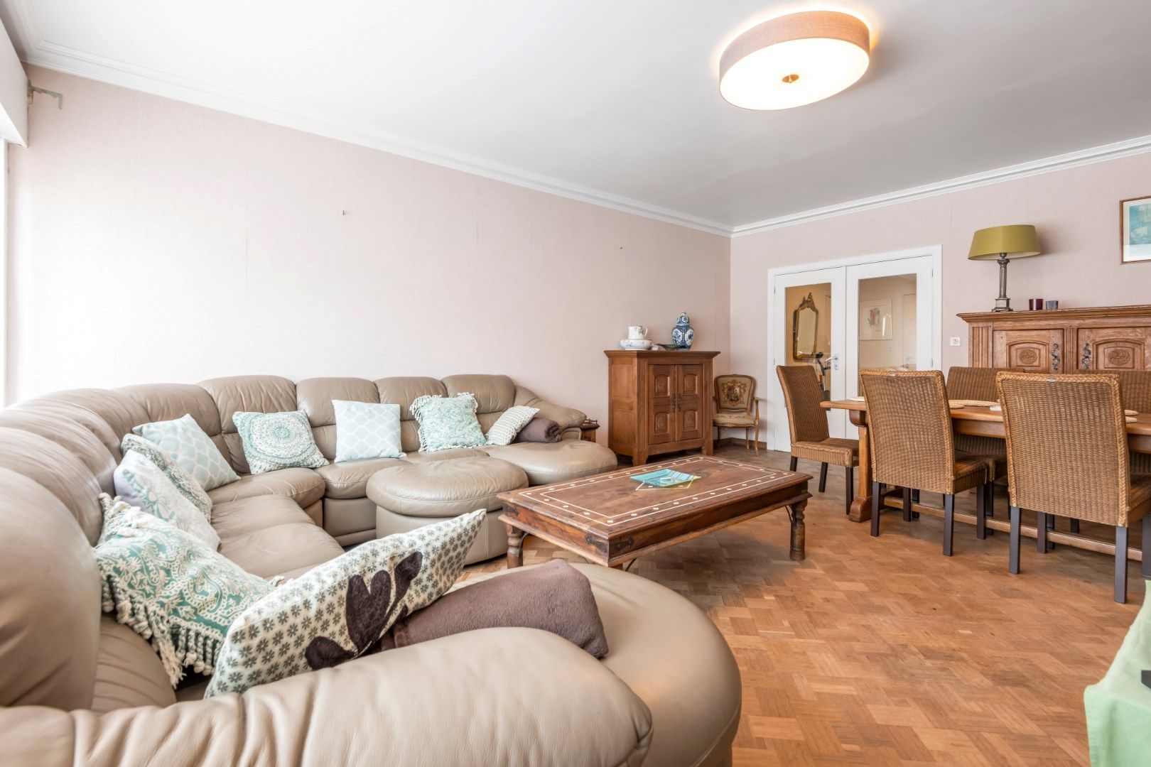 Ruim gelijkvloersappartement met 7,5m gevelbreedte en met binnenkoer 50m² gelegen vlakbij de Dumortierlaan foto 4