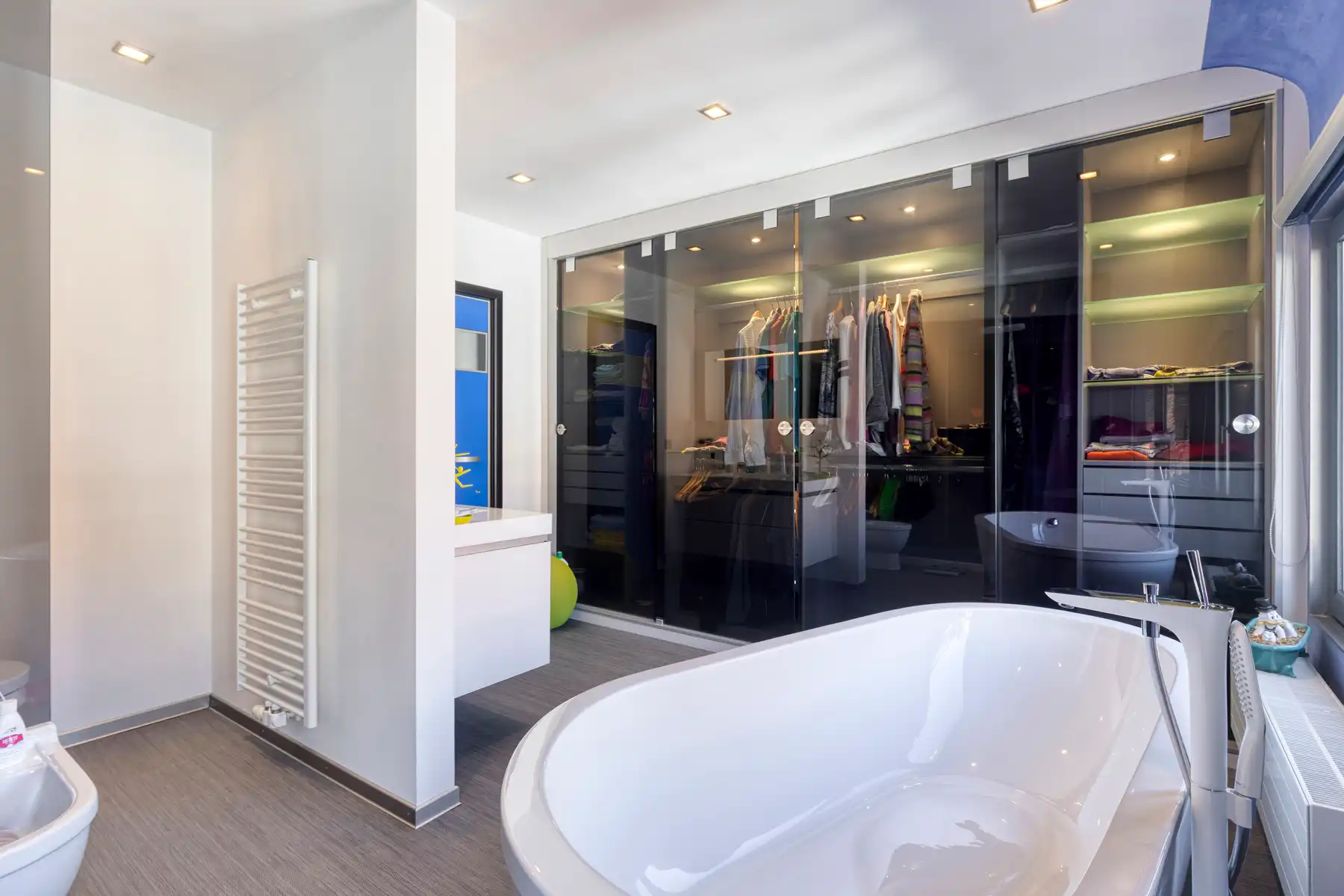 Gerenoveerde (2010) burgerwoning met dubbele garage foto 17