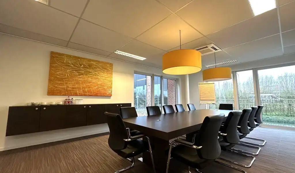 Ingedeelde kantoorruimte te huur in Clinton Park in Roeselare foto 3