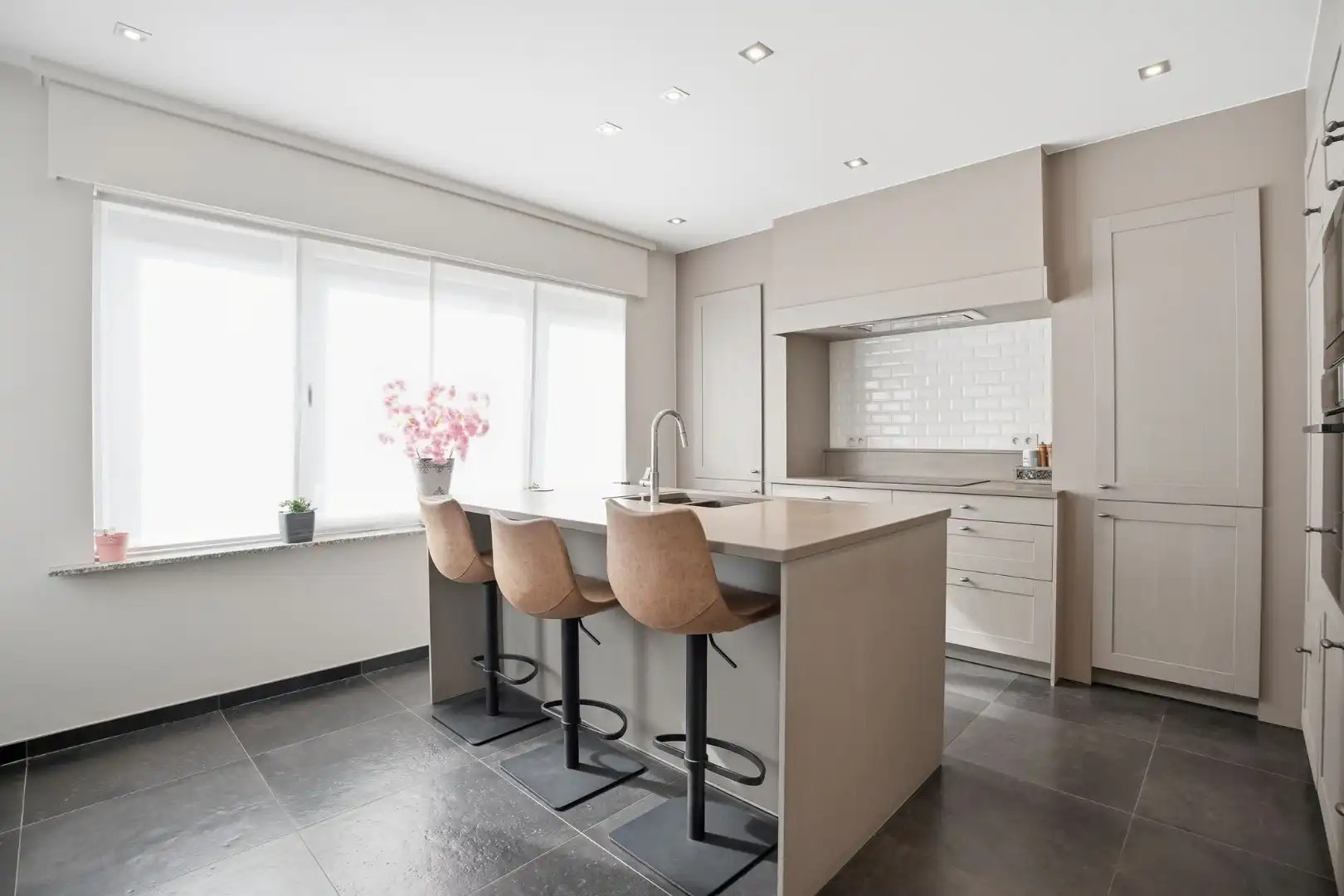 Grote halfopen woning met mogelijks 4 kamers, garage, zonnepanelen en tuin foto 15