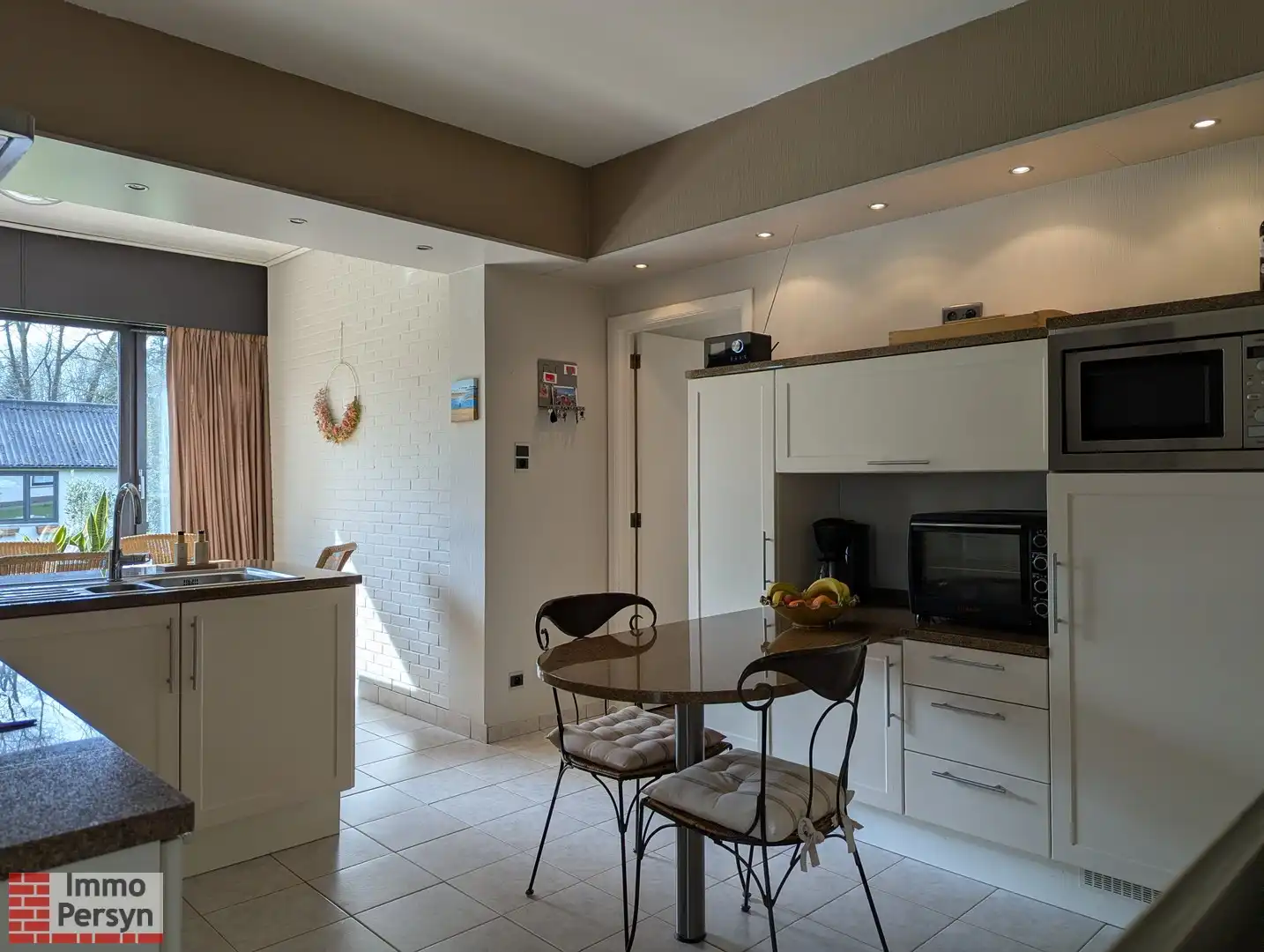 Ruime woning midden in een groene omgeving foto 28