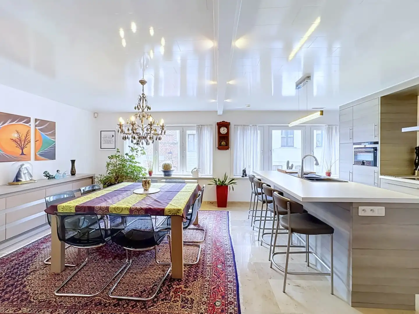 Ruime en centraal gelegen woning met dubbele garage foto 2