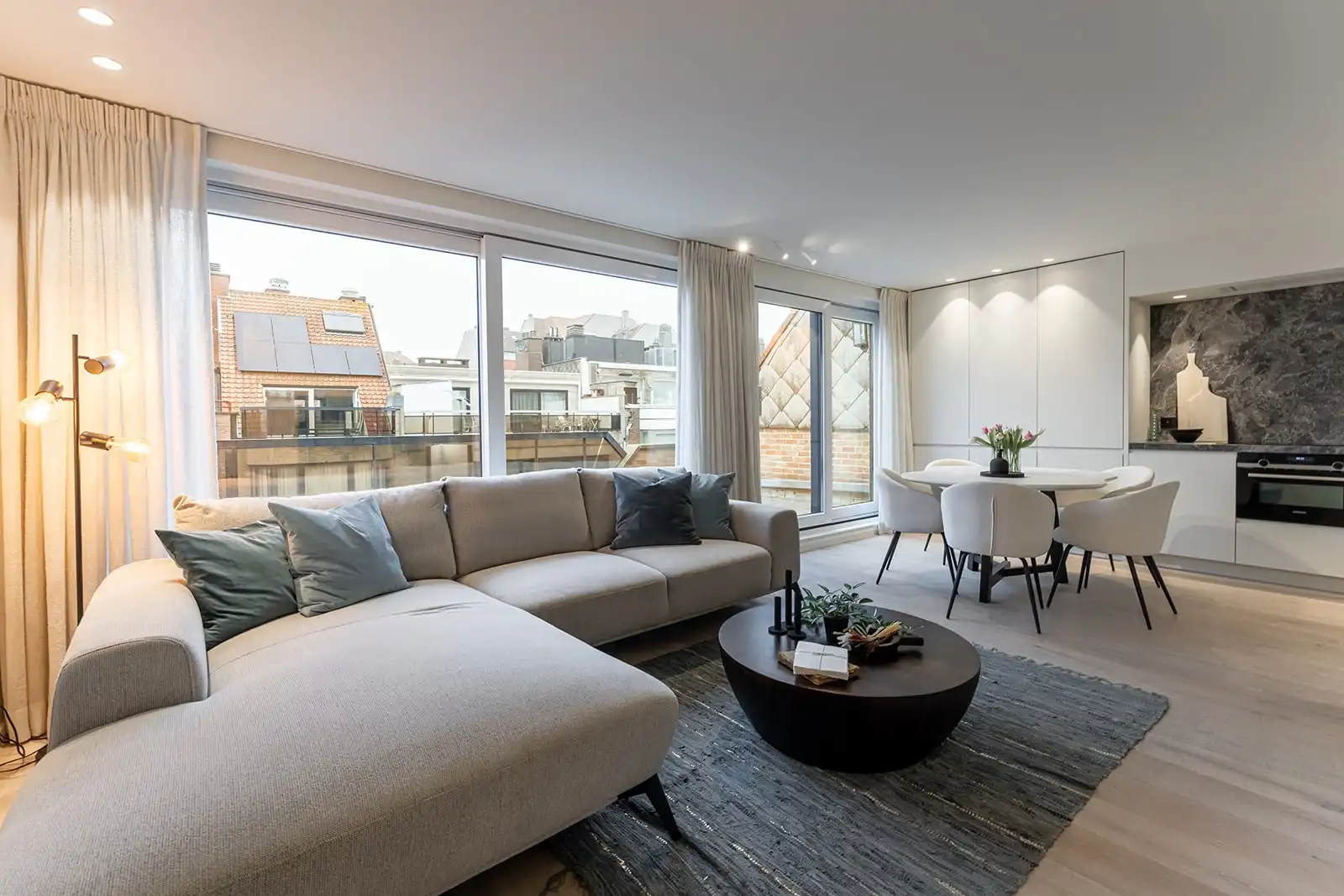 Prachtige penthouse met grote zonneterrassen (50 m²), met zijdelings zeezicht. foto {{pictureIndex}}