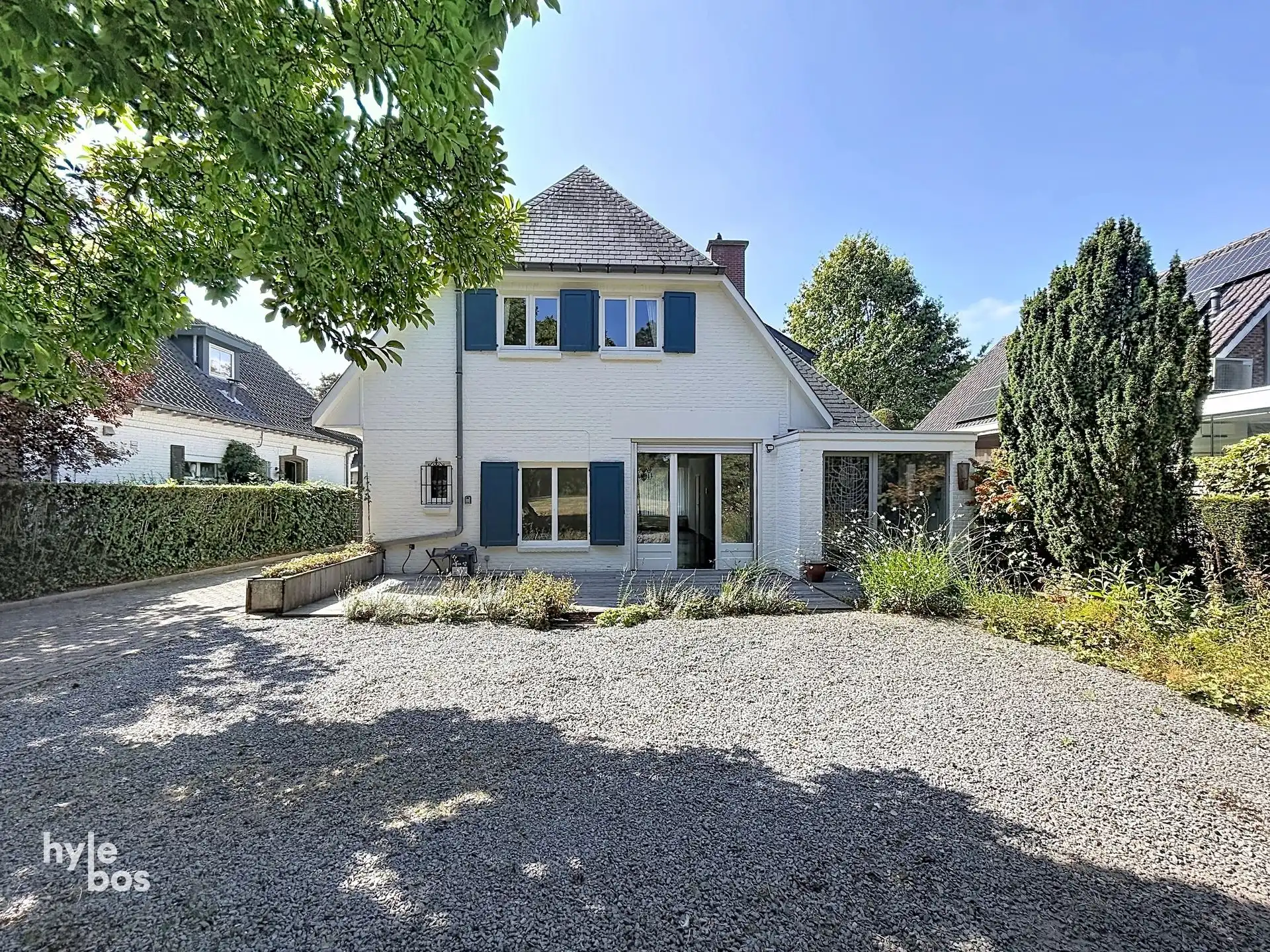 Ruime open bebouwing met zeer grote tuin foto {{pictureIndex}}