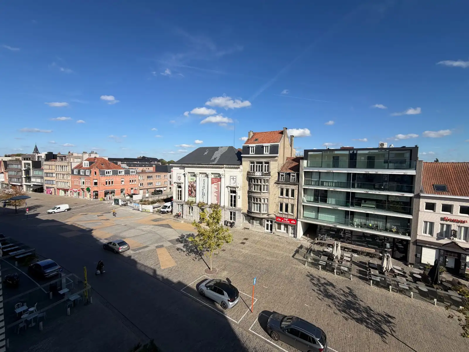 UNIEK DUPLEXAPPARTEMENT MET 2 RUIME TERRASSEN, AUTOSTAANPLAATS EN PRACHTIG UITZICHT OP DE MARKT VAN DEINZE! foto 11