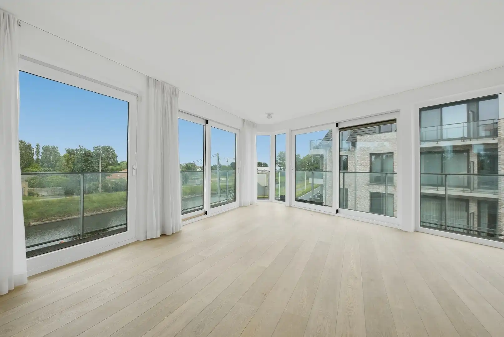 Luxueus praktisch appartement (122m² + 30 m²) met rondom terrassen te Nieuwpoort-Stad foto {{pictureIndex}}
