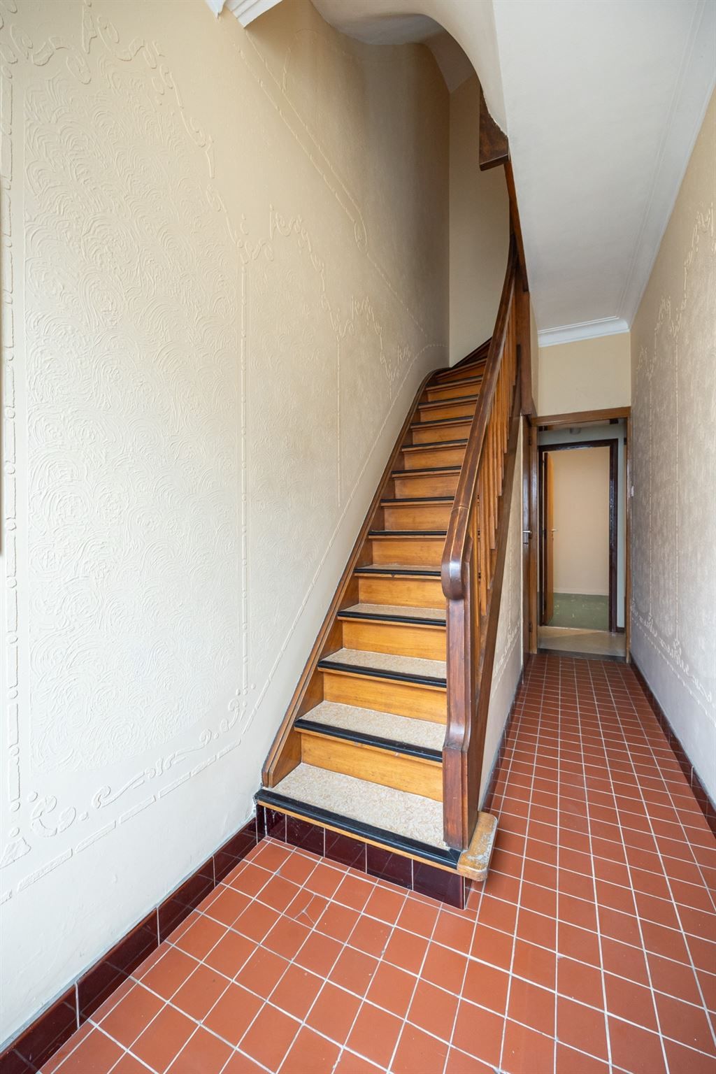 Zeer ruime, te renoveren woning met tuin foto 17