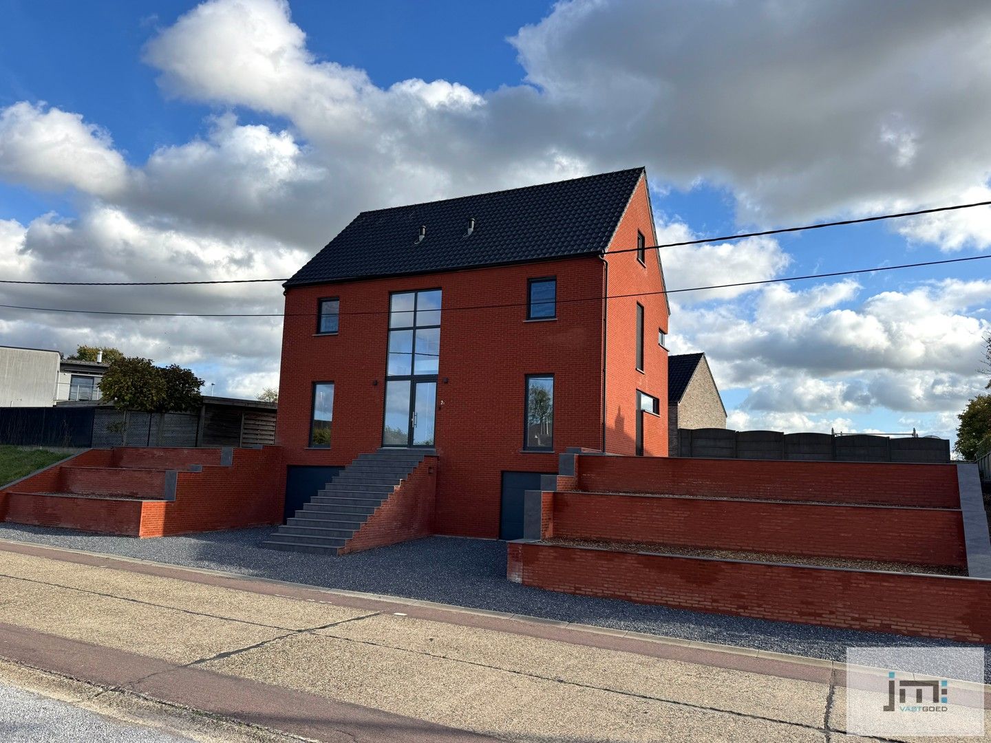 Ruime moderne woning met grote kelder foto {{pictureIndex}}