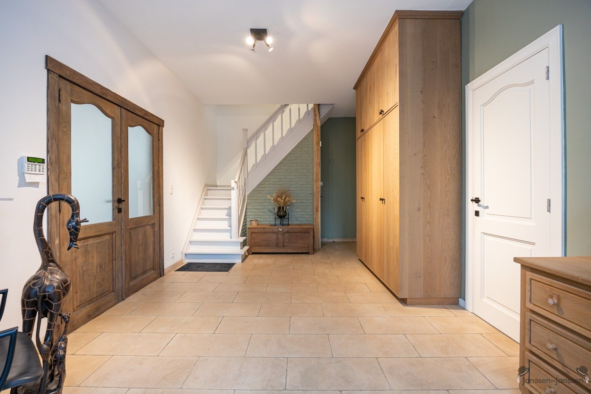 Exclusieve villa op 10.500 m² op residentiële toplocatie foto 4