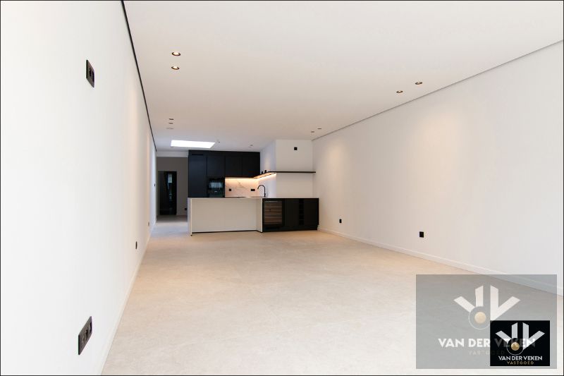 Volledig gerenoveerde, instapklare en energiezuinige rijwoning met 4 slaapkamers, 2 badkamers, zonnig terras, omheinde tuin en privéparking net buiten de Grote Ring van Hasselt. foto 8