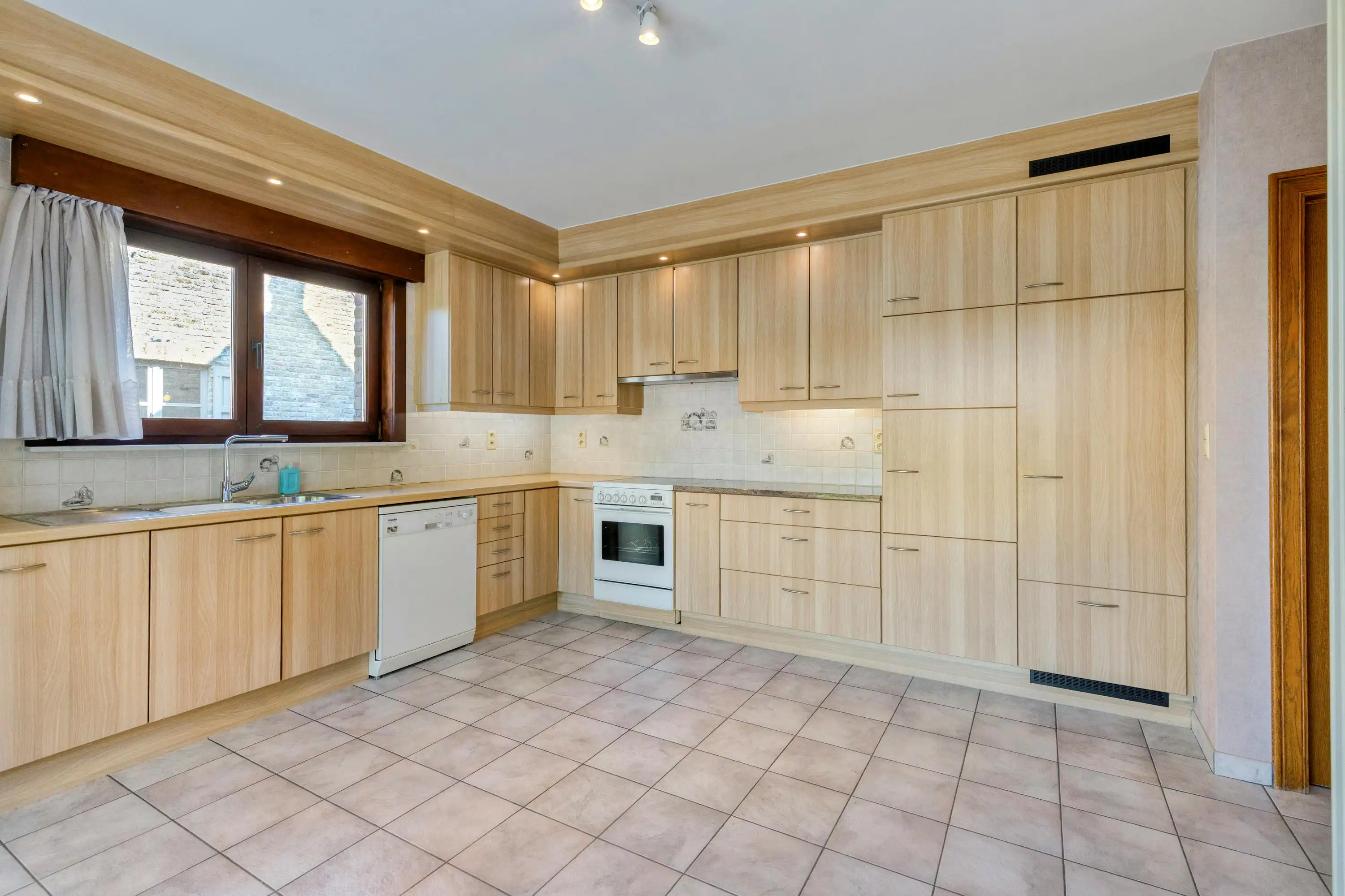 Ruime alleenstaande villa te koop in Dudzele foto 9