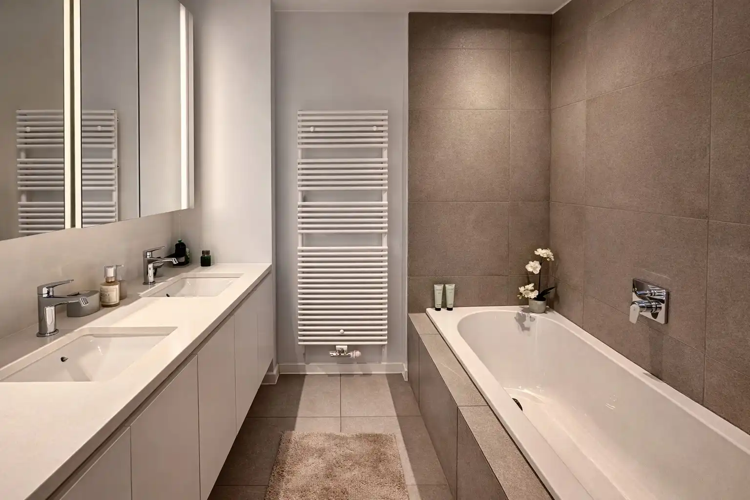 Ruim appartement met 3 slaapkamers, 2 badkamers en garage. foto 8