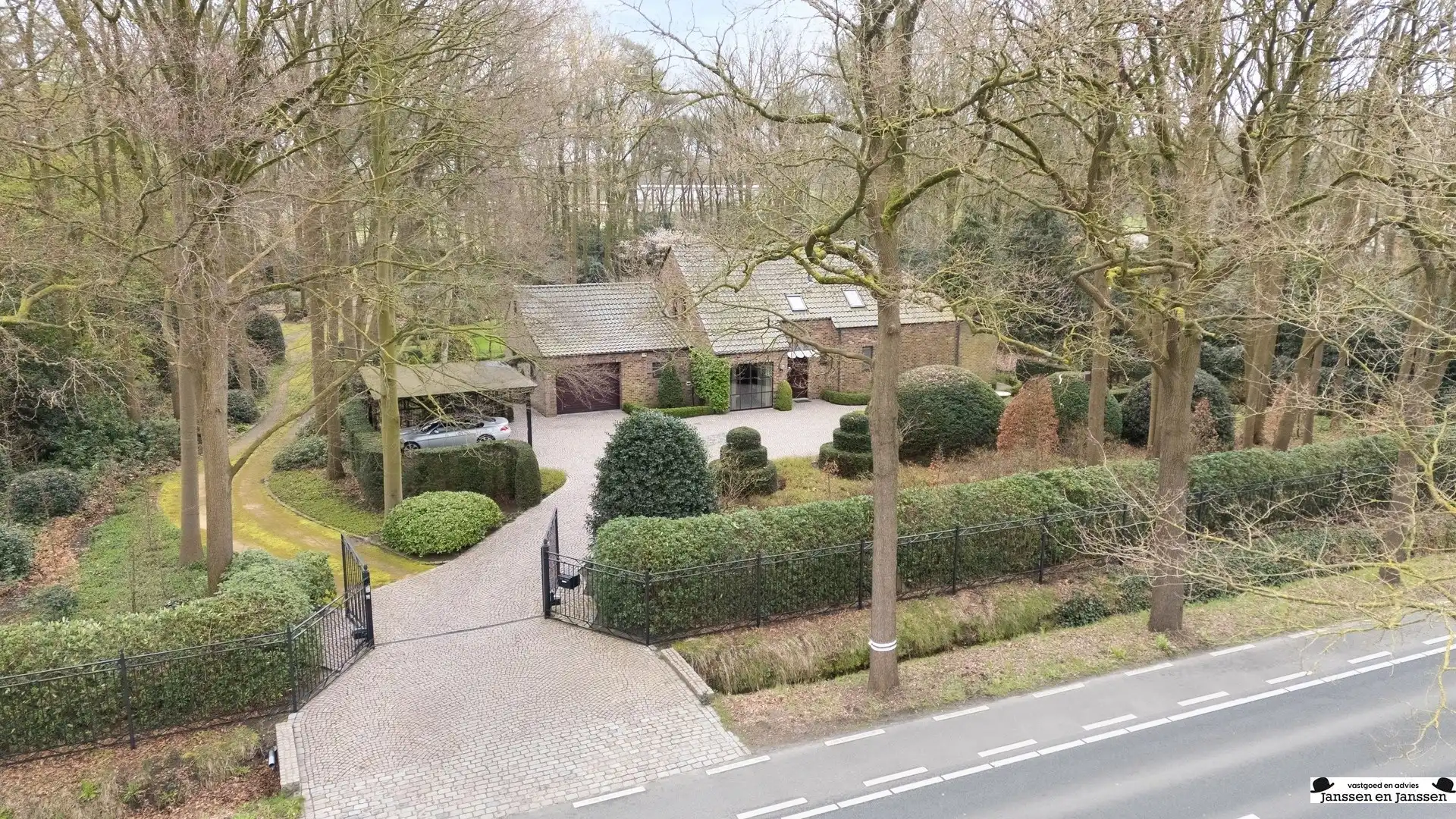 Karaktervolle villa op aan de Bredabaan foto 2