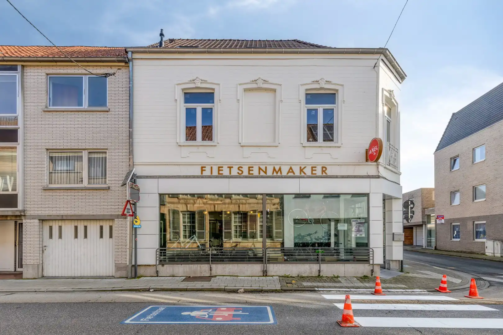 Commercieel pand met verder af te werken appartement en garage op topligging! foto 2