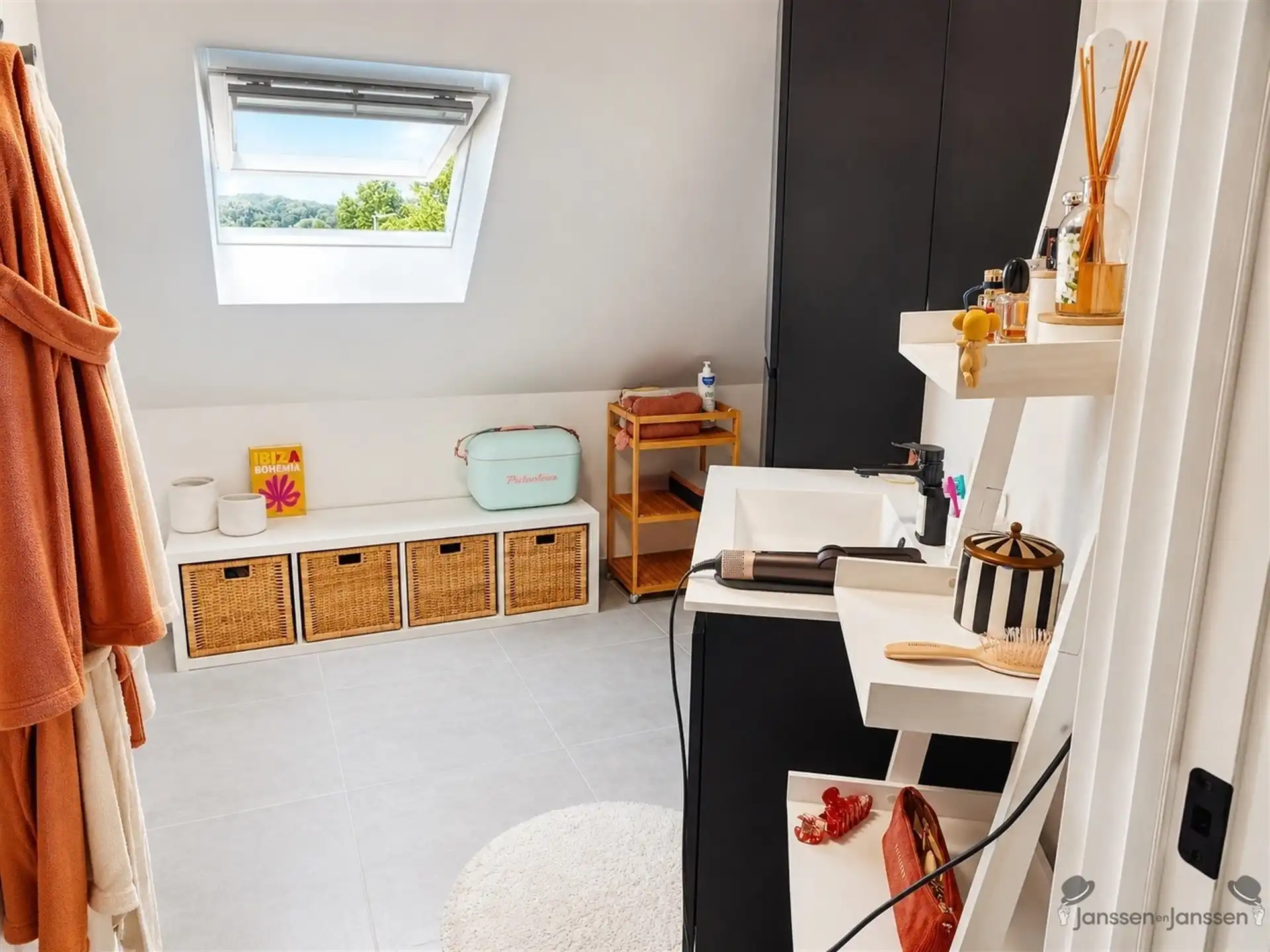 Dak appartement( 101m²) met 2 slaapkamers, terras, ondergrondse staanplaats met berging, centrum Gelrode. foto 5