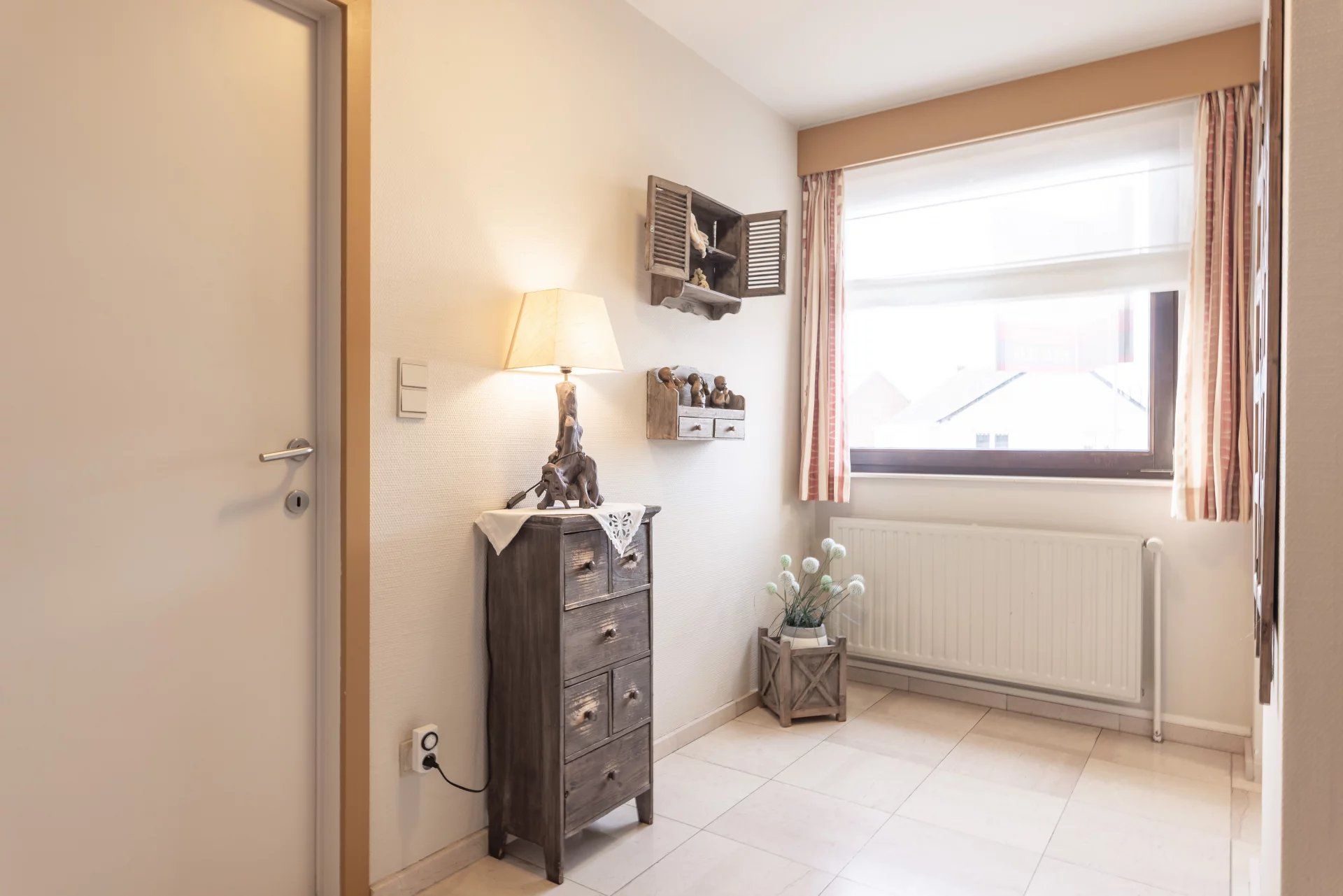 Ruim appartement met 4 slaapkamers, groot terras, tuin en garage. foto 5