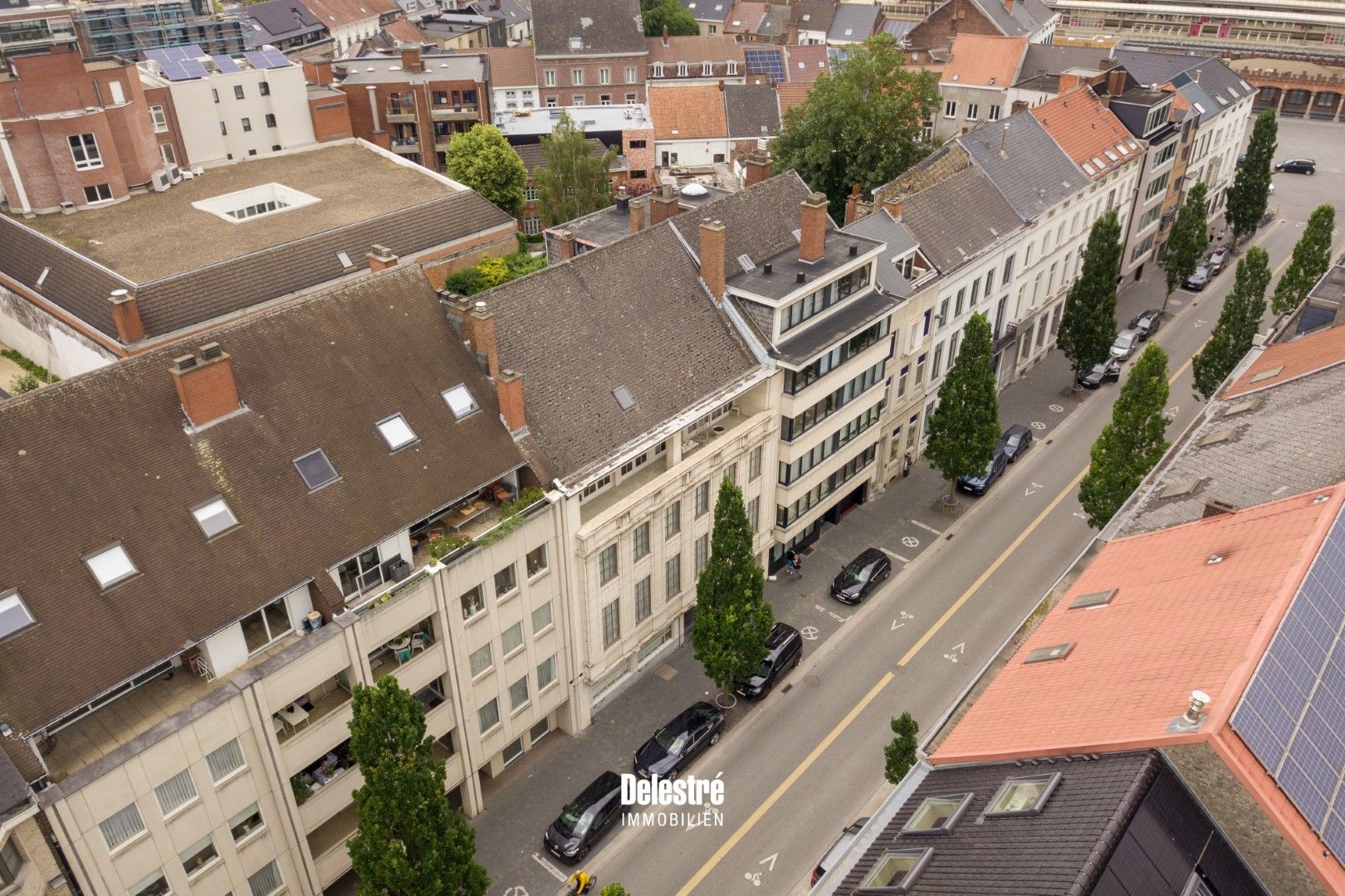 HOOGWAARDIG AFGEWERKTE DOKTERSWONING 1.354 M2 BEBOUWD MET AANGENAME STADSTUIN  foto 3