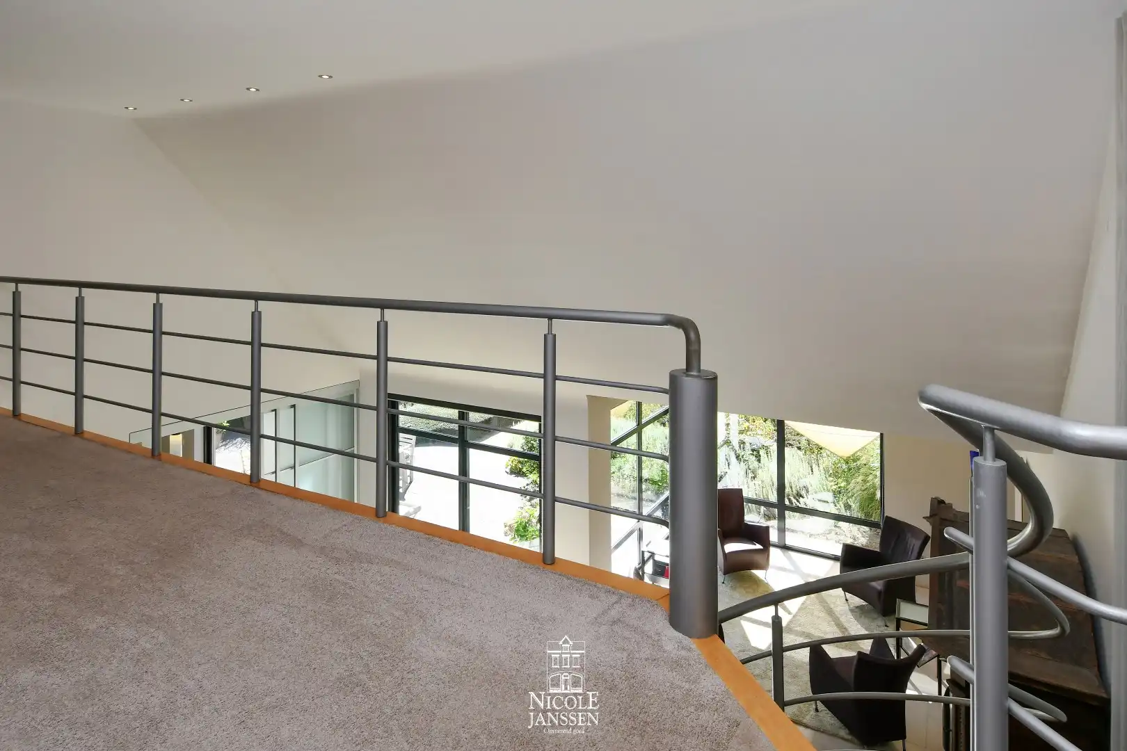 Ruime woning met zwembad foto 15